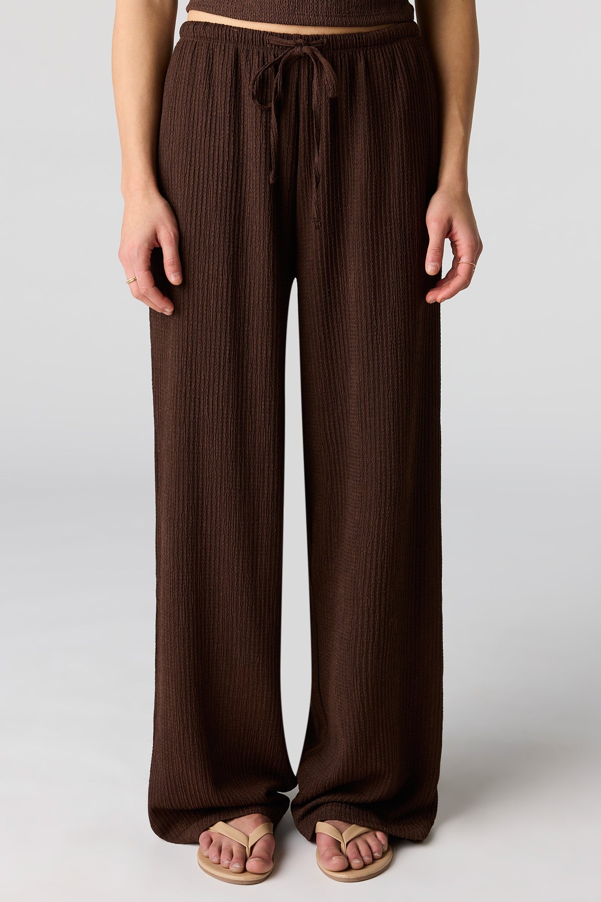 Vue alternative 2. Pantalon texturé à jambe large