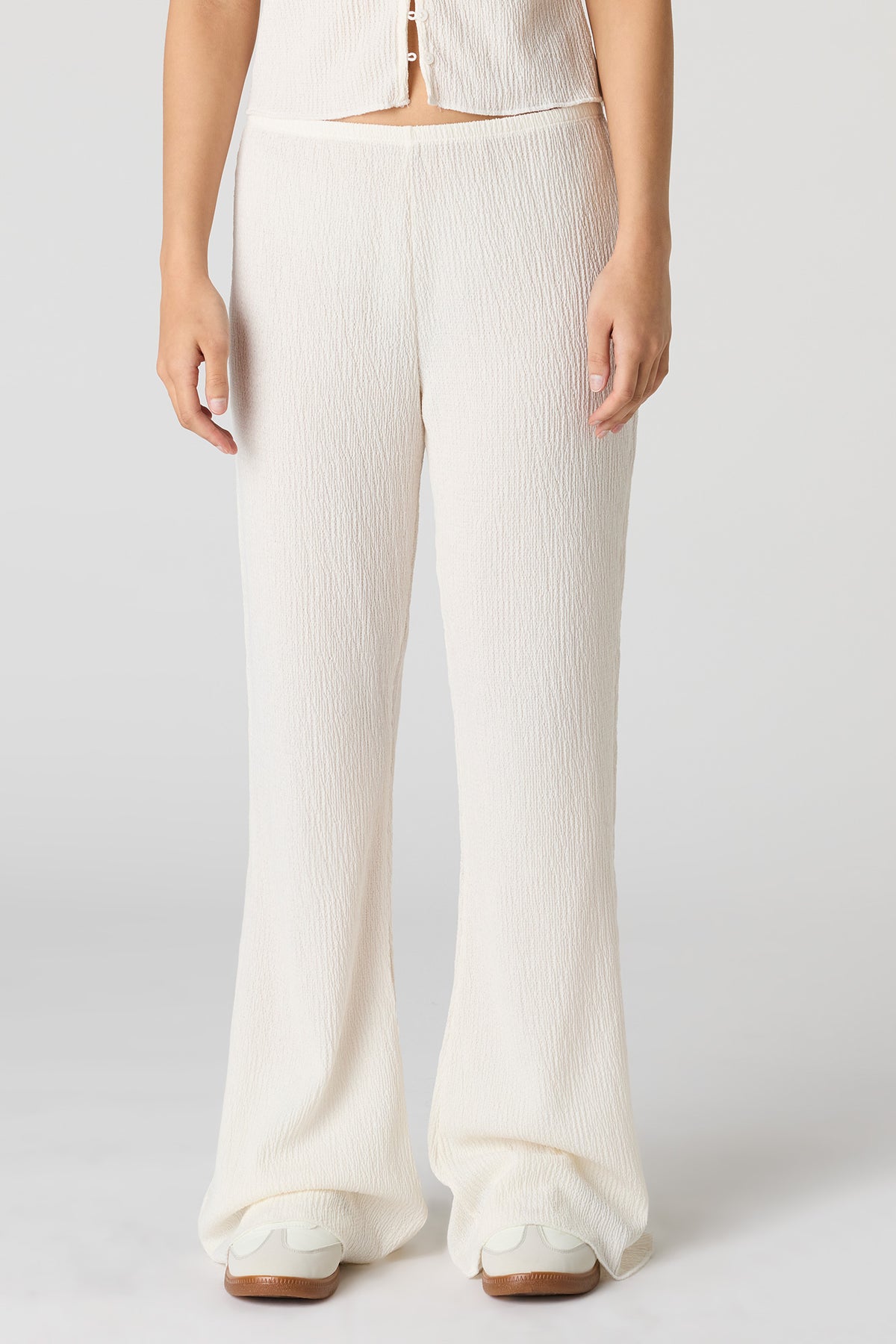 Vue alternative 2. Pantalon texturé à jambe évasée