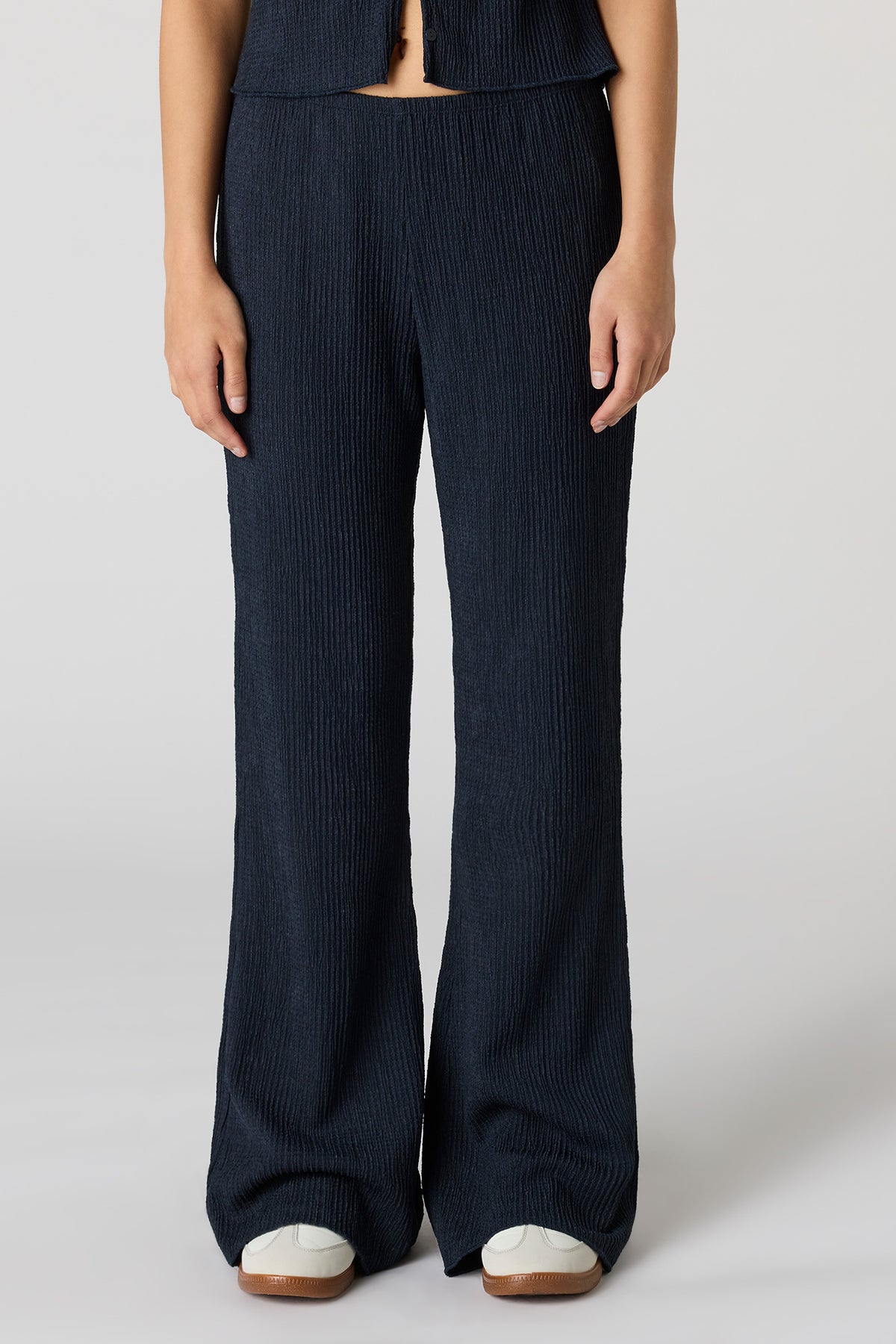Vue alternative 2. Pantalon texturé à jambe évasée
