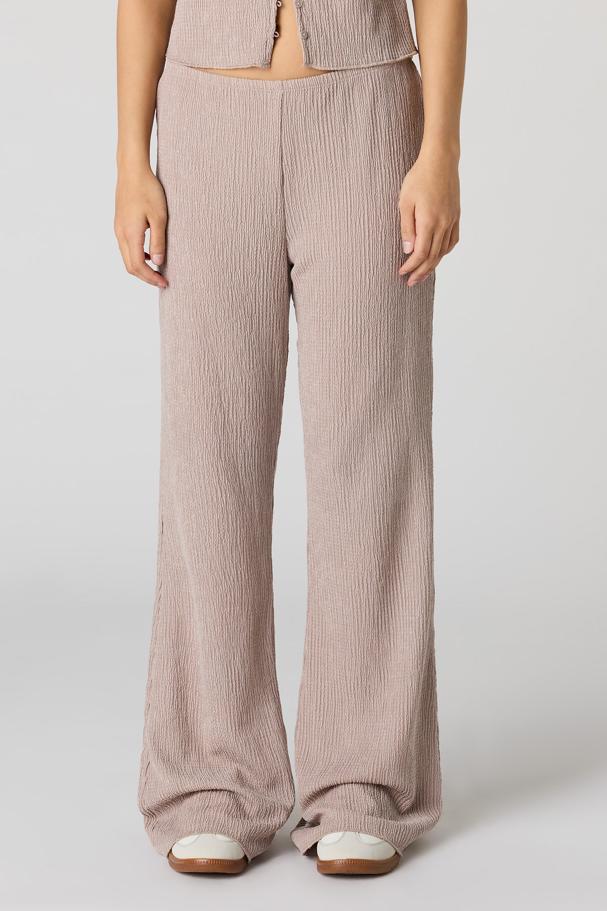 Vue alternative 2. Pantalon texturé à jambe évasée