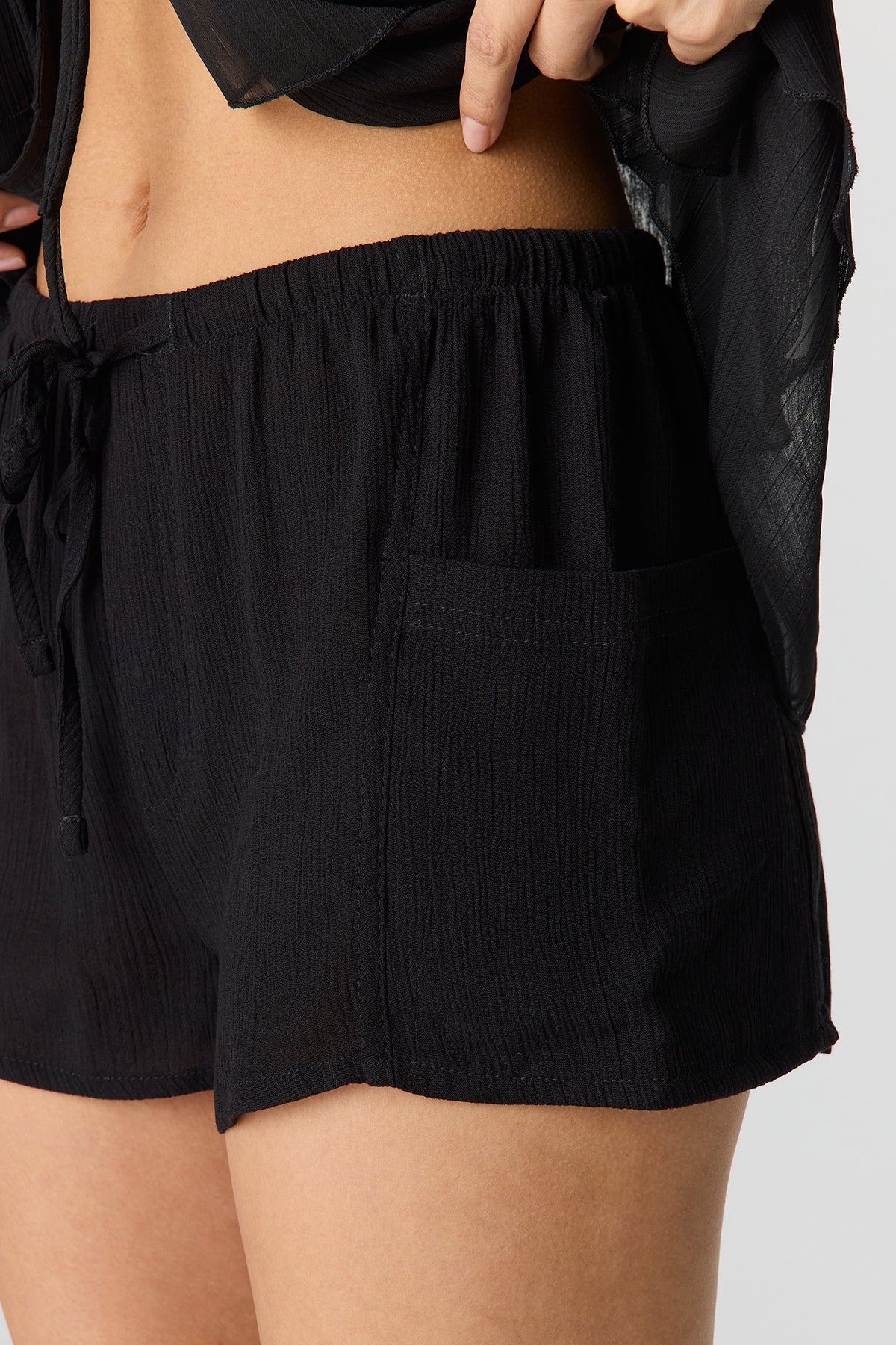 Vue alternative 4. Short texturé à taille coulissante