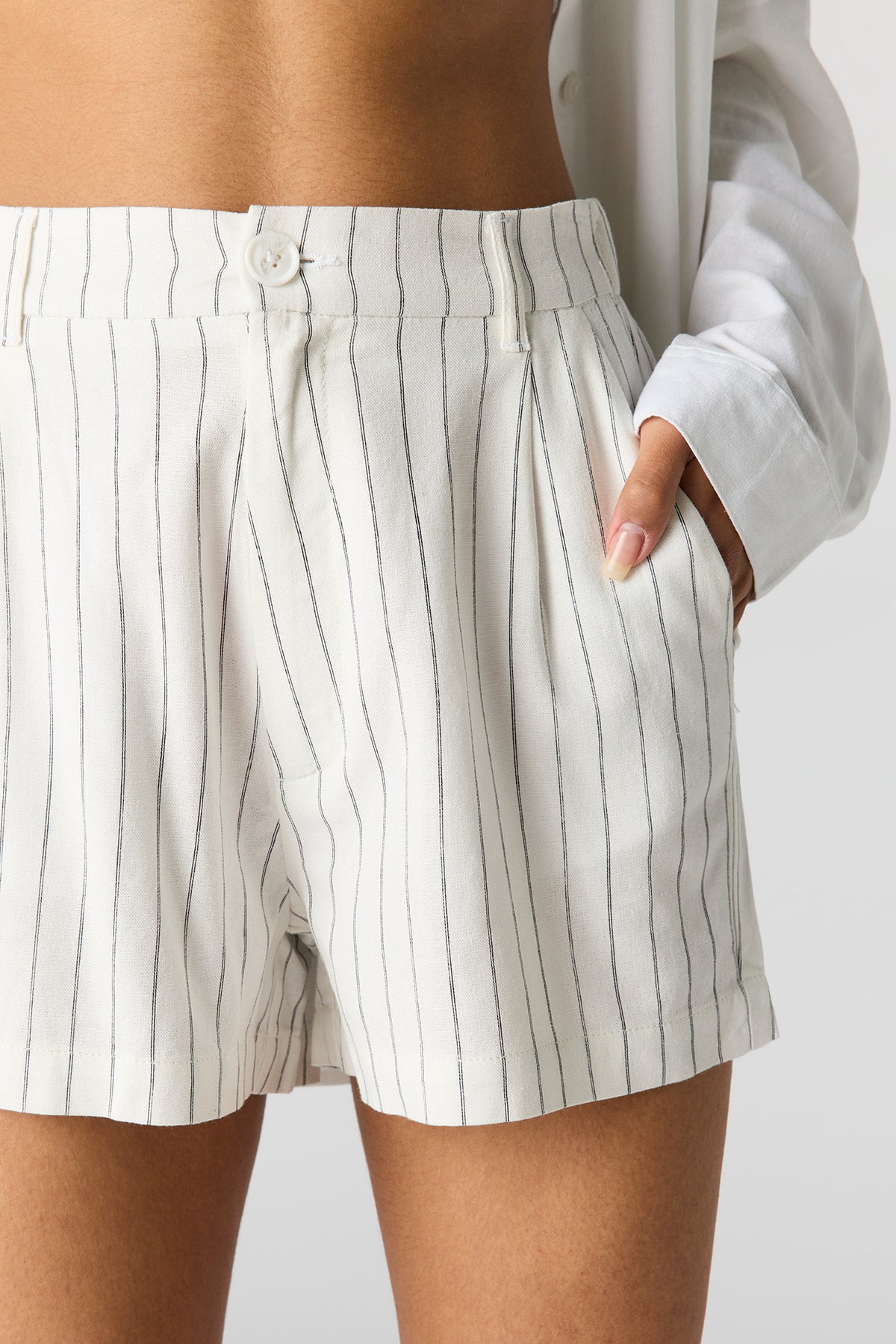 Alt View 4. Linen-Blend Tailored Short - Pinstripe