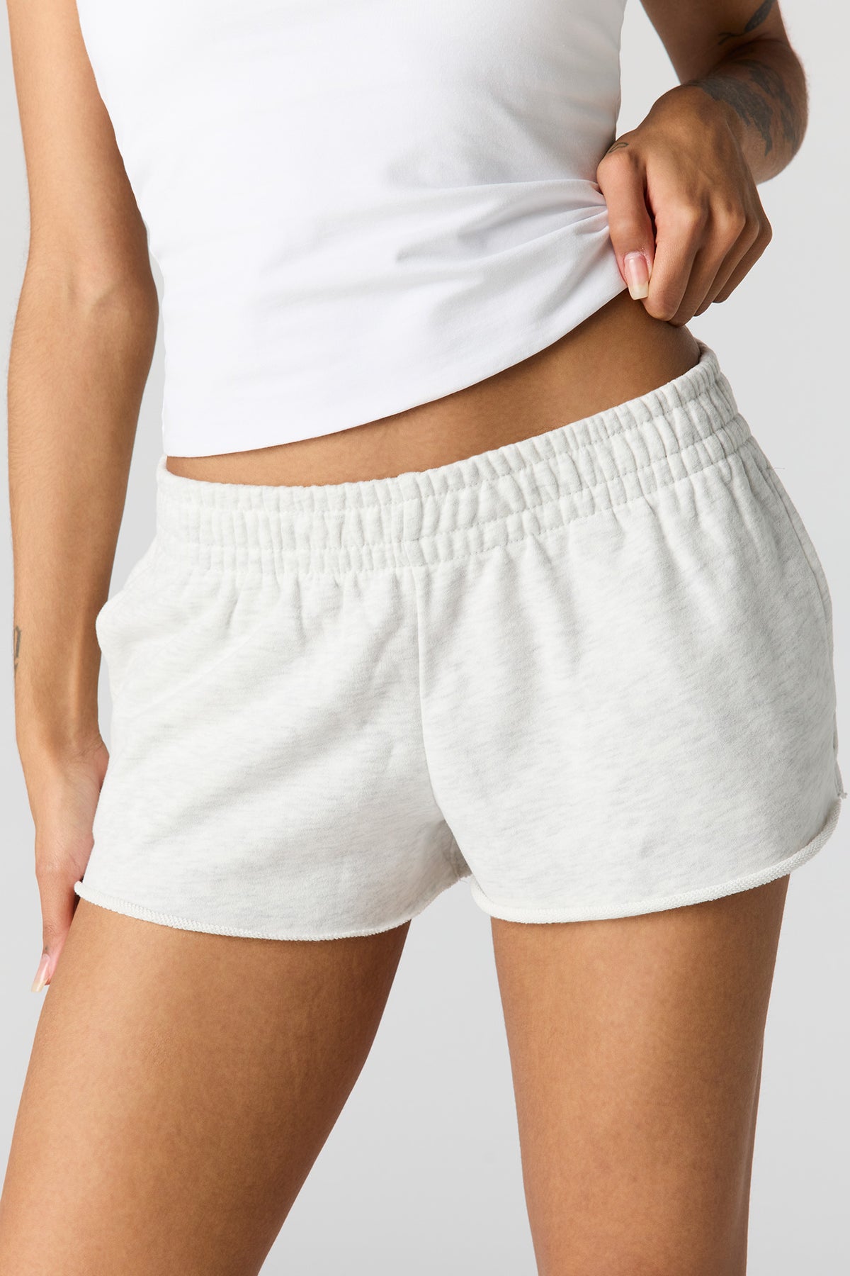 Vue alternative 4. Short court en tissu bouclé luxueux