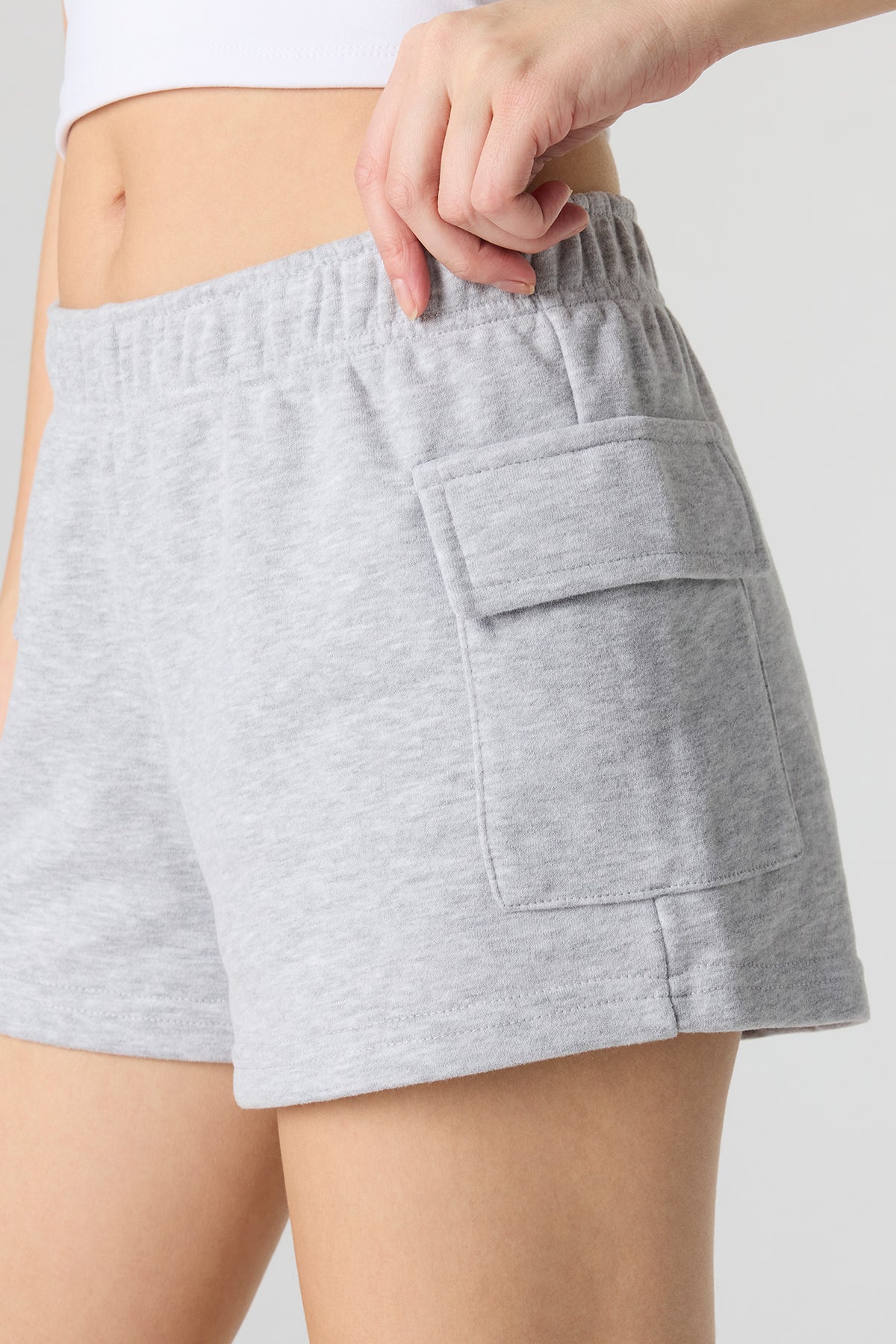 Vue alternative 4. Short cargo court en tissu bouclé de luxe