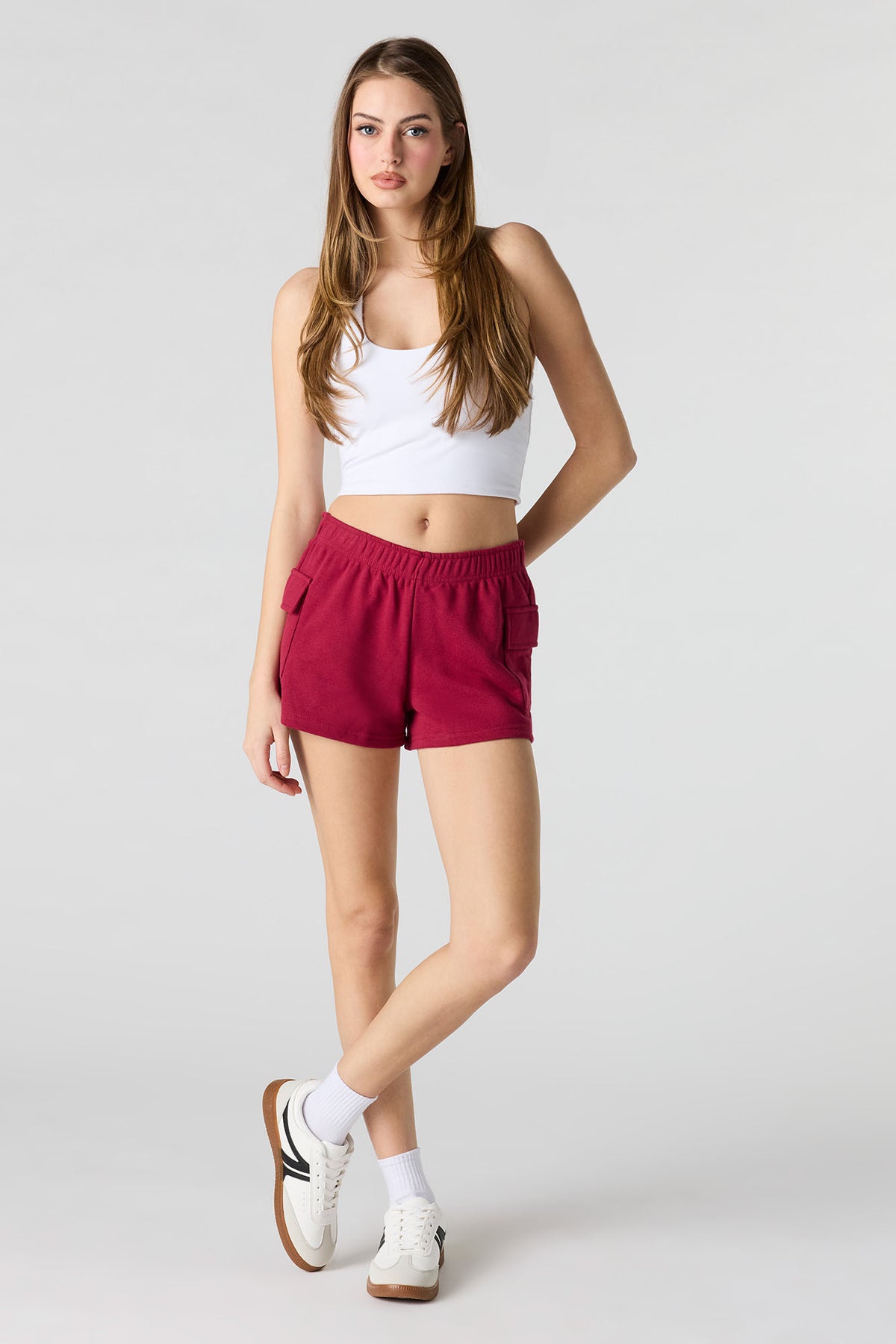 Vue alternative 3. Short cargo court en tissu bouclé de luxe