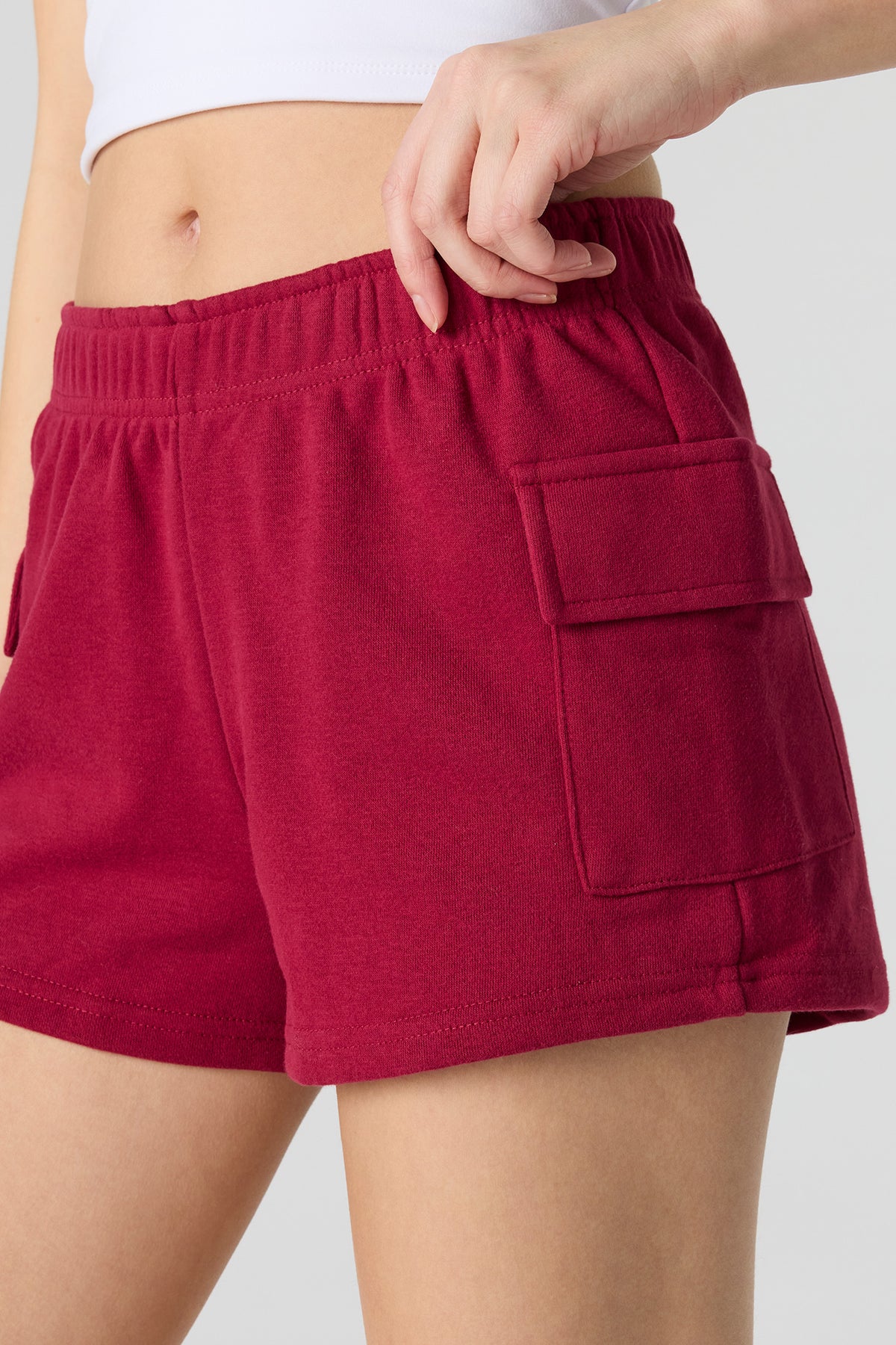 Vue alternative 4. Short cargo court en tissu bouclé de luxe