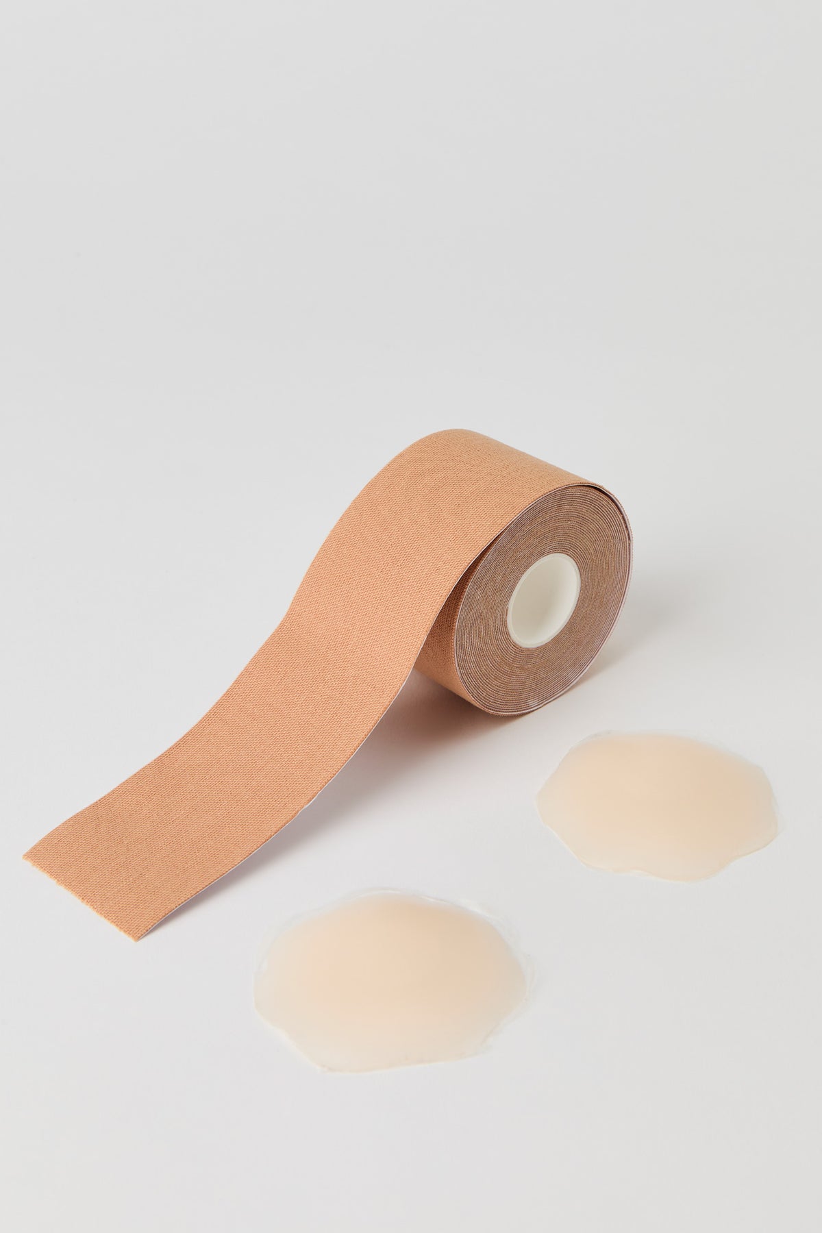 Ensemble avec bandes adhésives et cache-mamelons