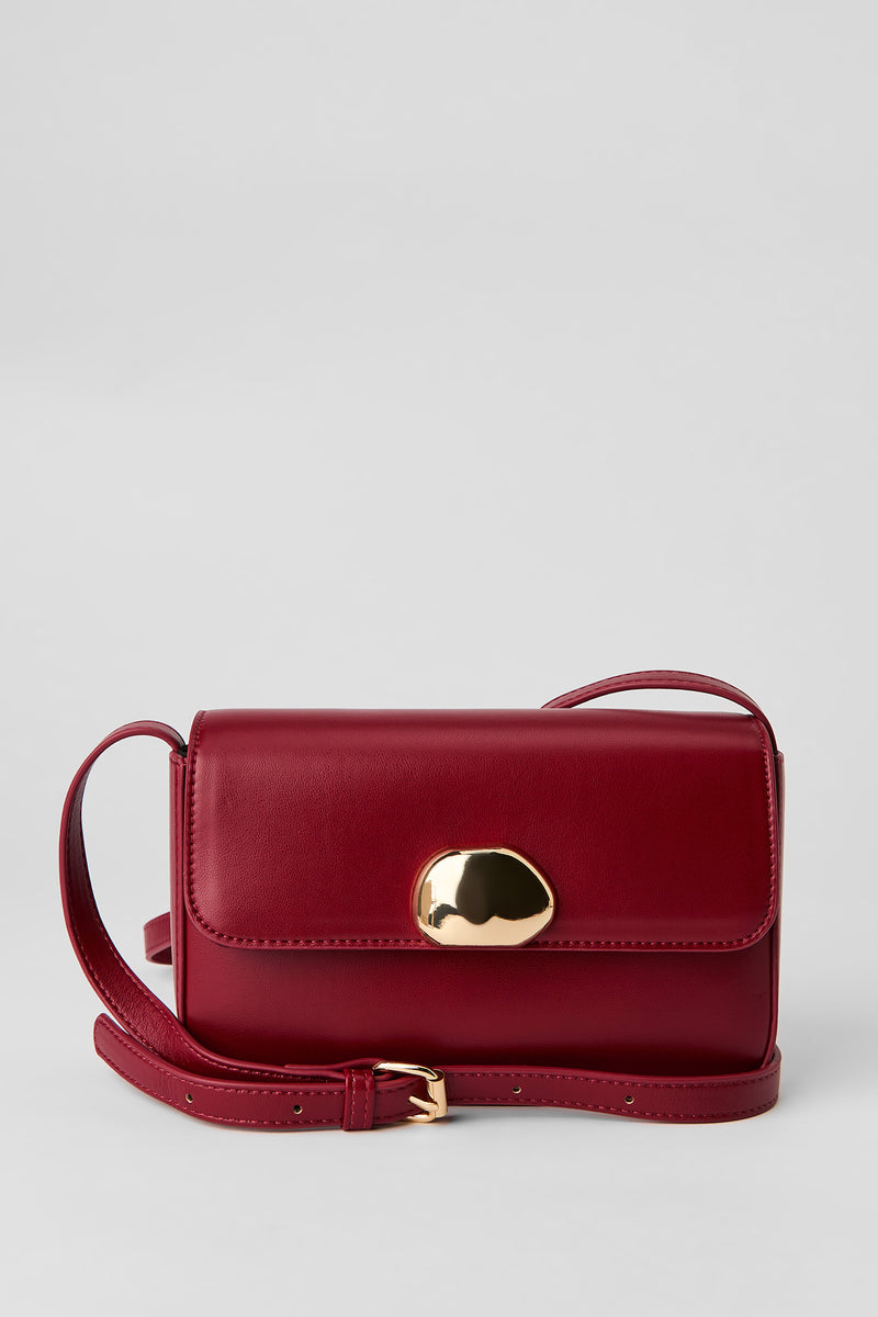 Sac à bandoulière en similicuir avec boucle métallisée