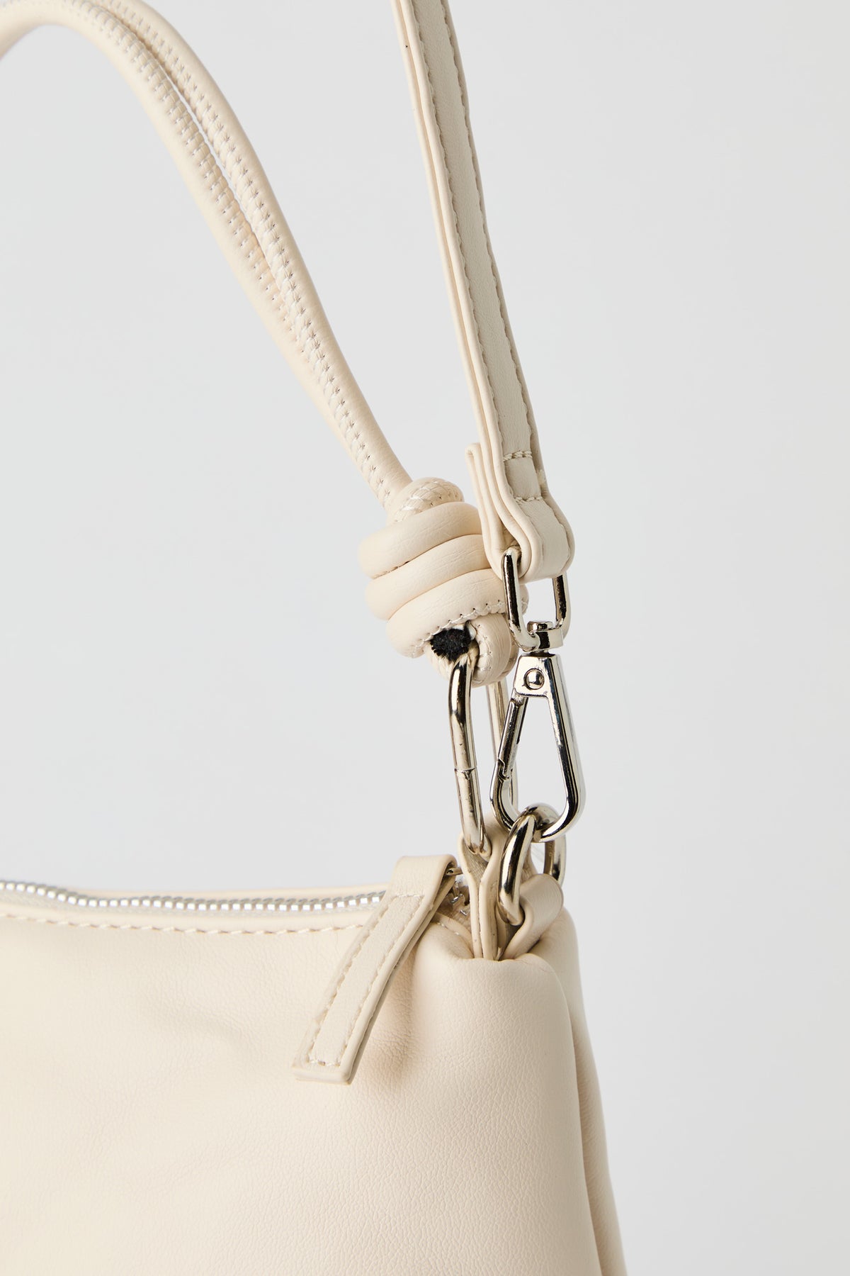 Vue alternative 4. Sac à main noué avec porte-clés