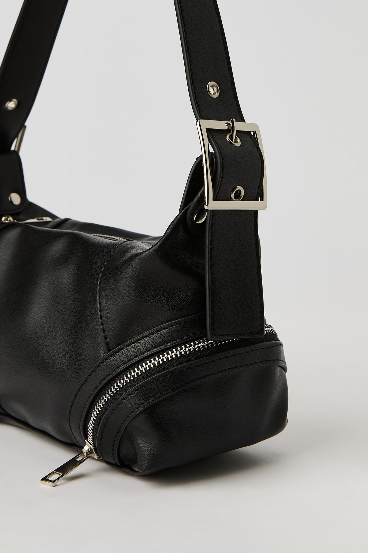Alt View 3. Faux Leather Zipper Detail Shoulder Bag - Black