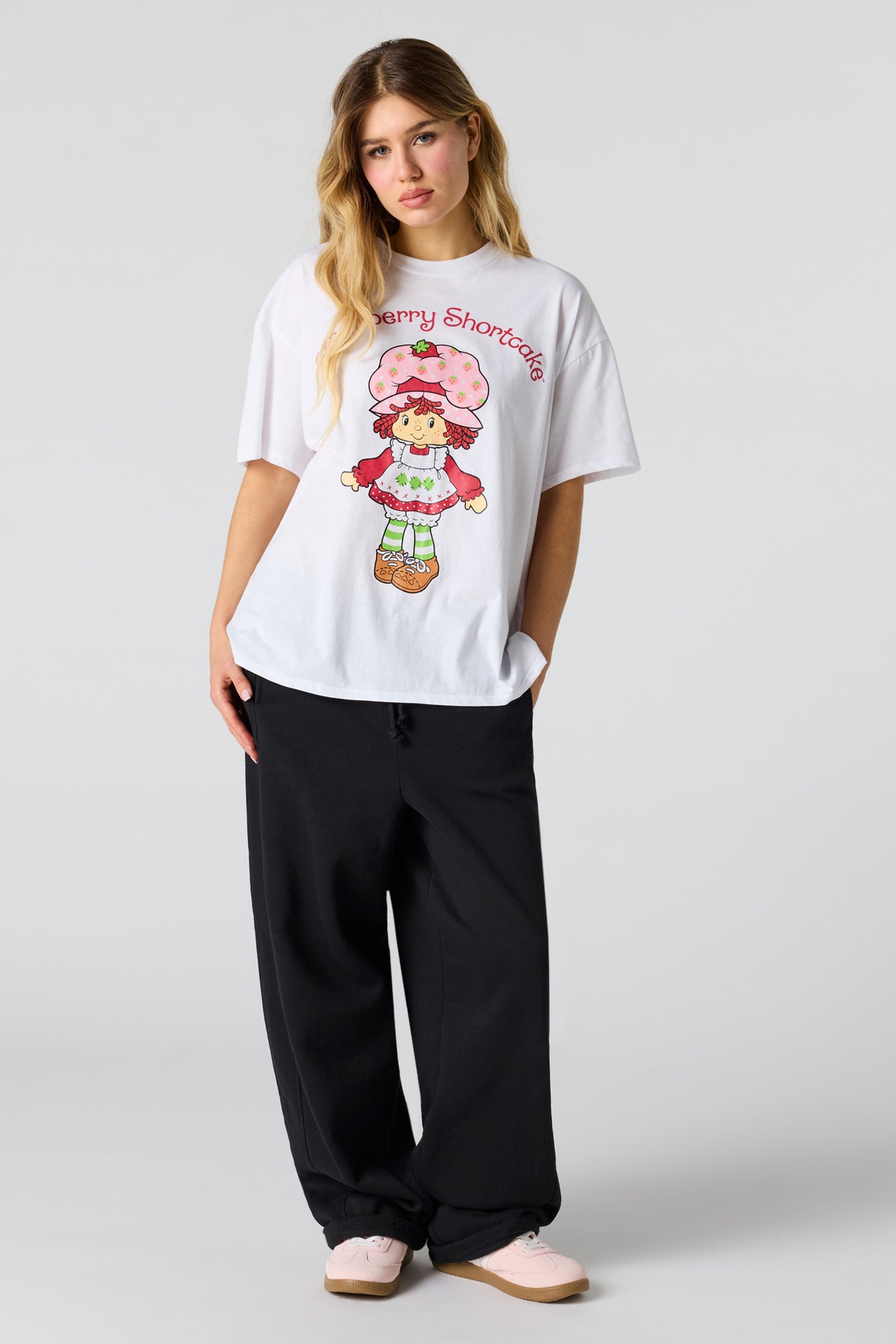Alt View 3. Strawberry Shortcake Graphic Boyfriend T-Shirt - White