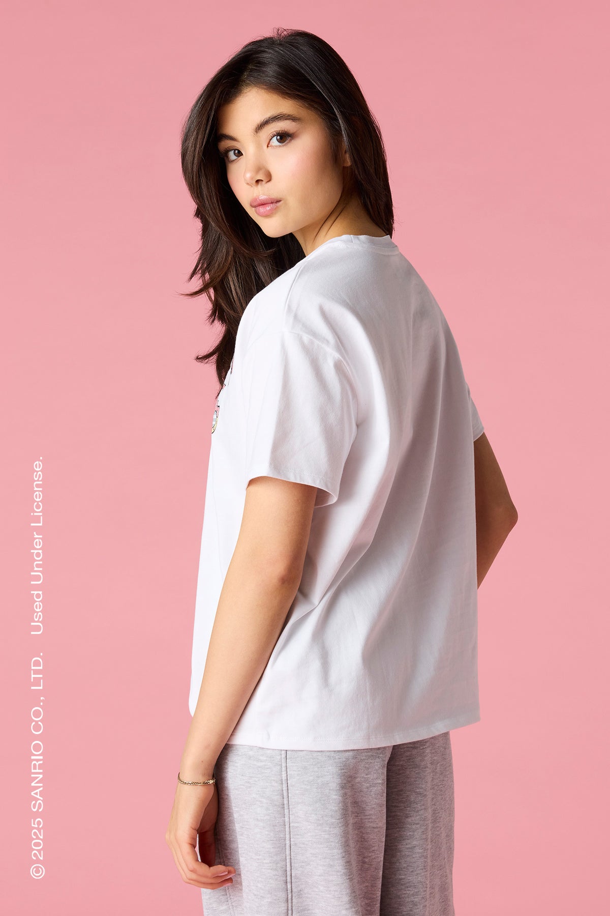 Vue alternative 2. T-shirt de coupe garçonne à imprimé Hello Kitty® scintillant