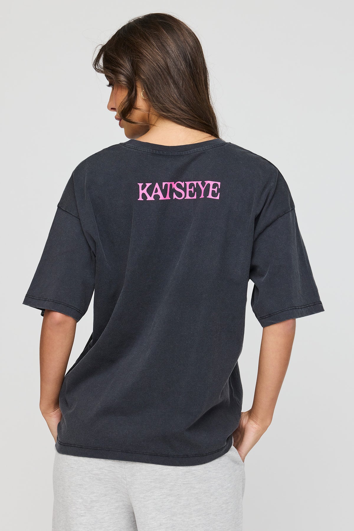 Vue alternative 2. T-shirt de coupe garçonne à imprimé Katseye 