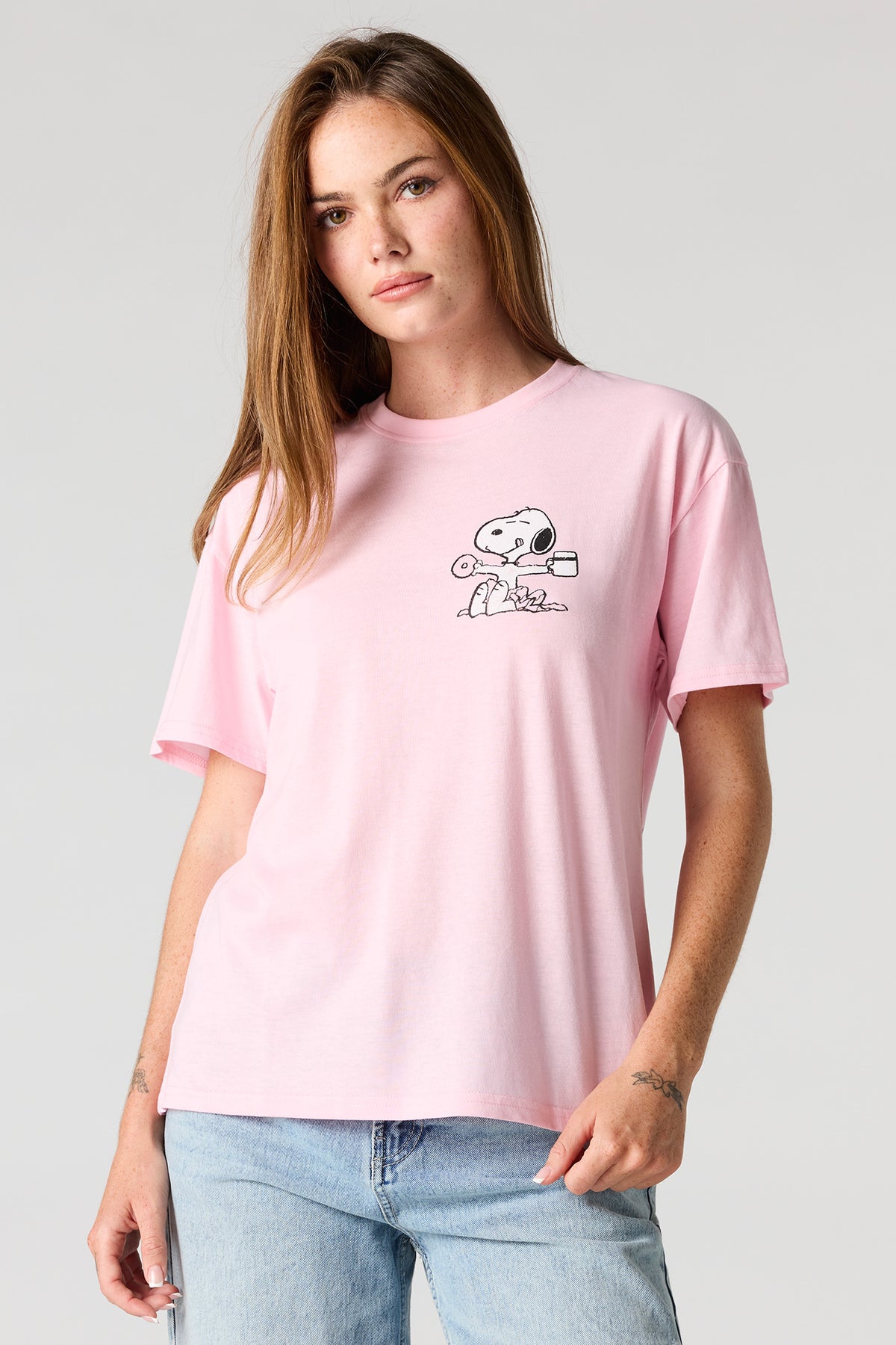 Vue alternative 2. T-shirt de coupe garçonne à imprimé Snoopy