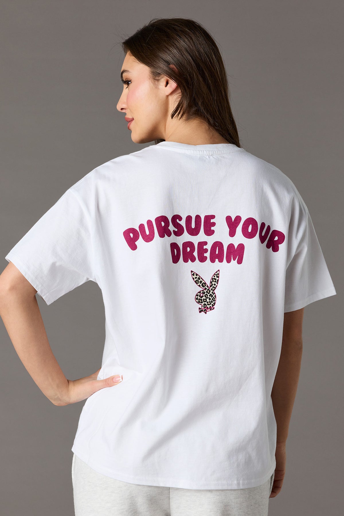 Vue alternative 2. T-shirt en coton lourd luxueux avec imprimé Playboy en relief