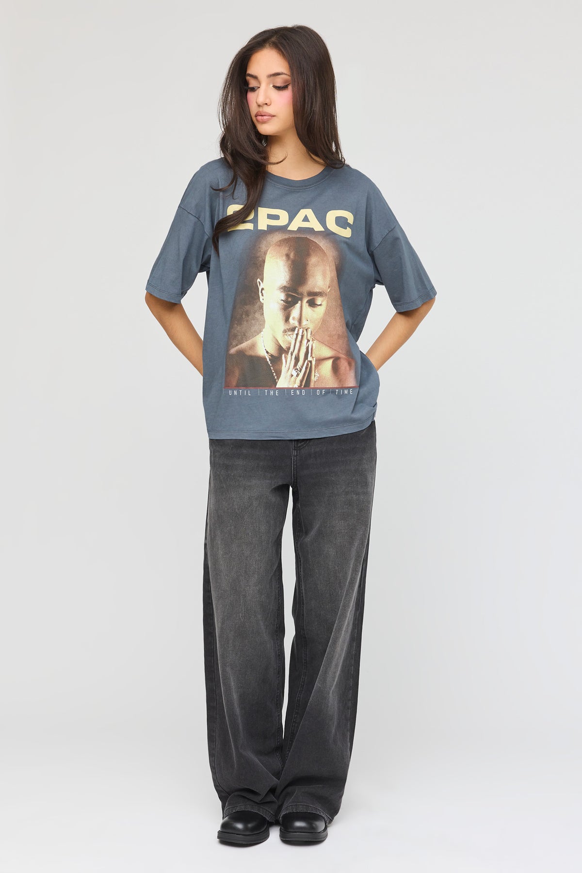 Vue alternative 3. T-shirt de coupe garçonne à imprimé Tupac