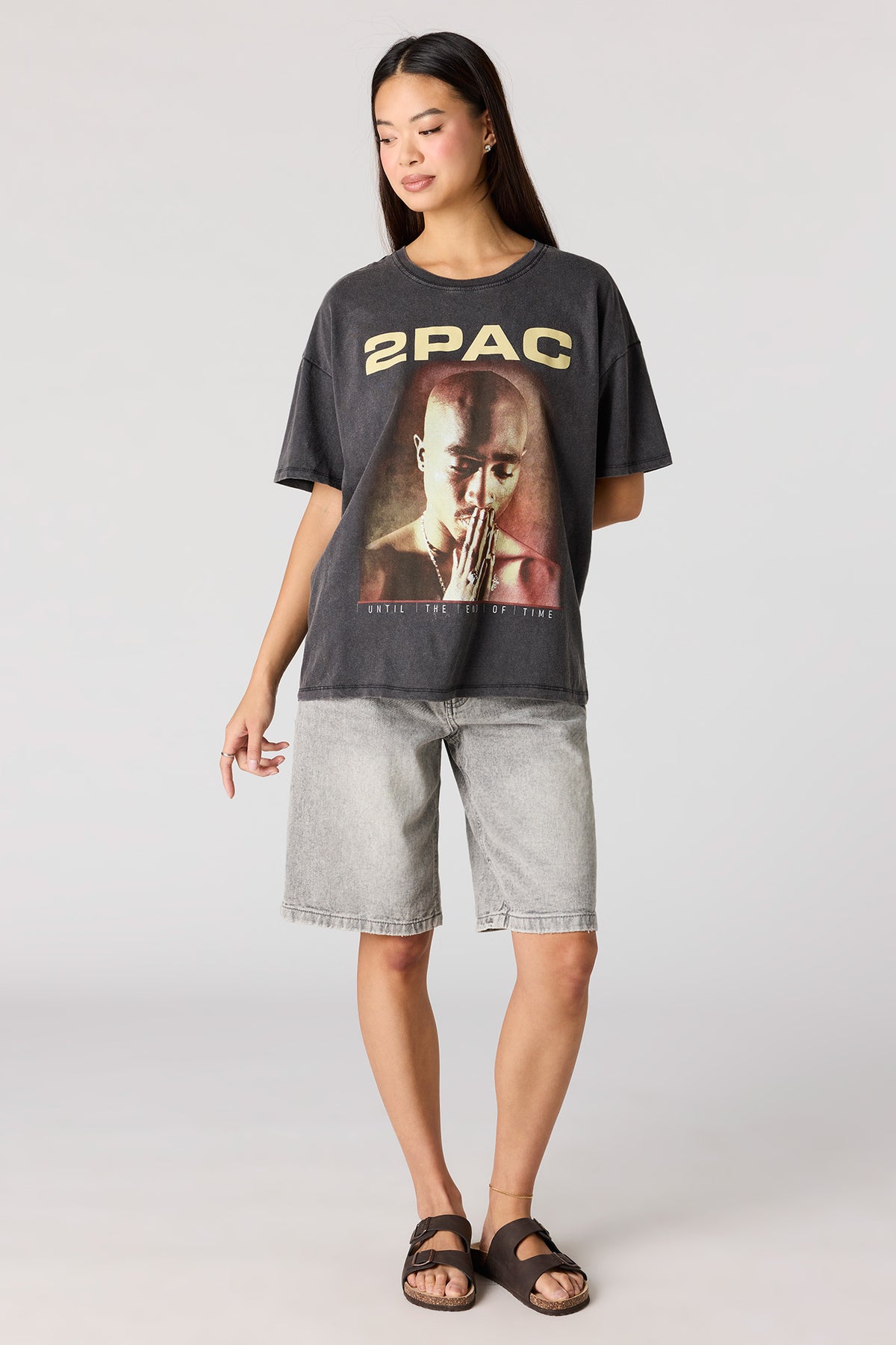 Vue alternative 3. T-shirt de coupe garçonne délavé à imprimé Tupac