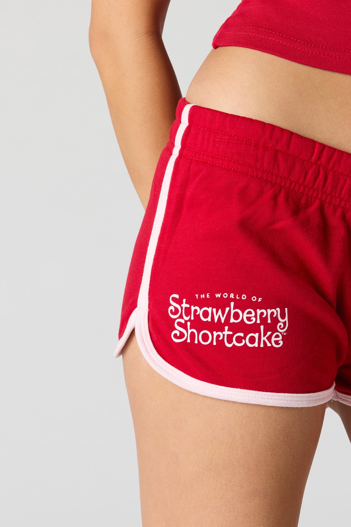Vue alternative 4. Short en molleton à imprimé Strawberry Shortcake avec ourlet arrondi