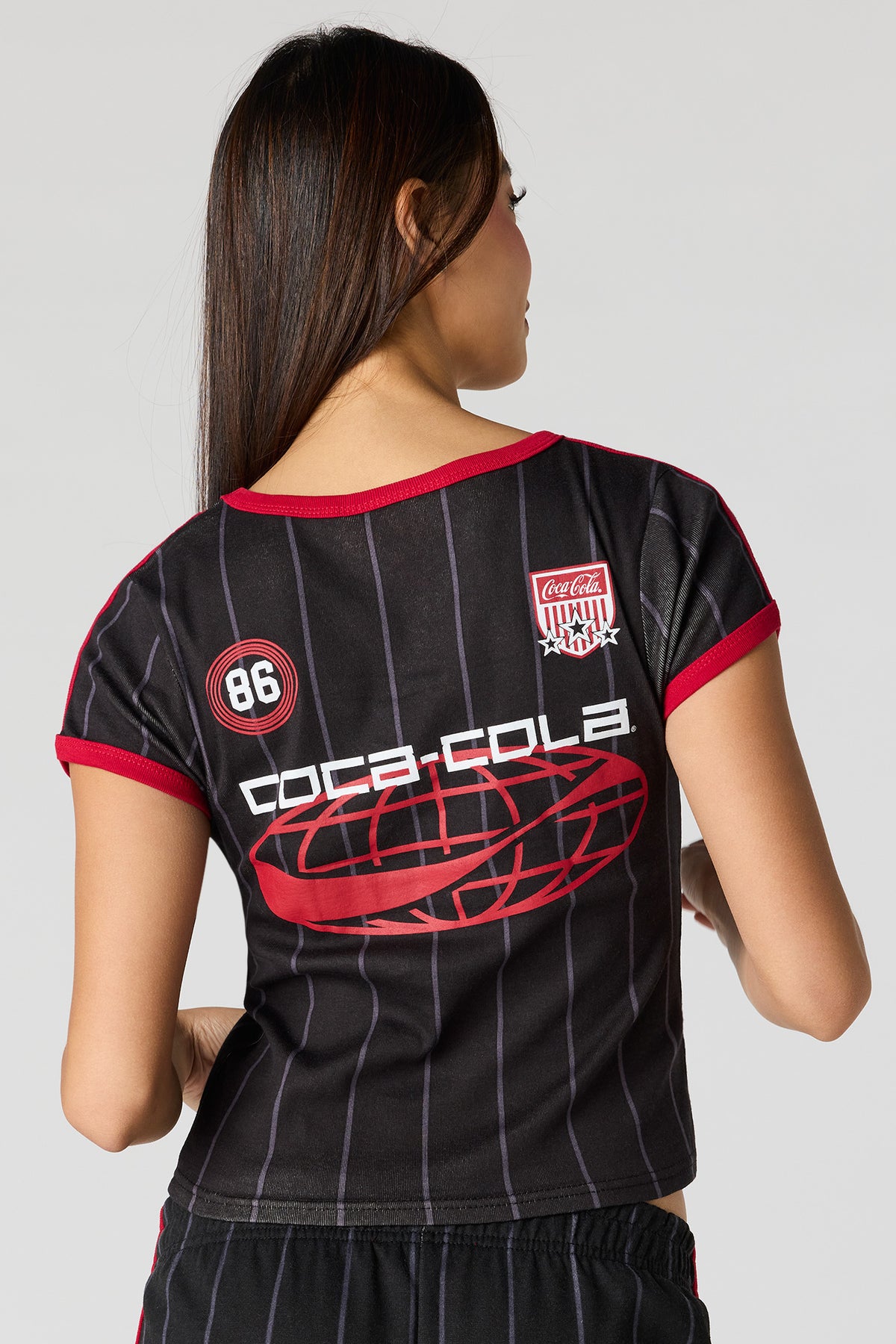 Vue alternative 2. T-shirt à imprimé contrastant Coca-Cola