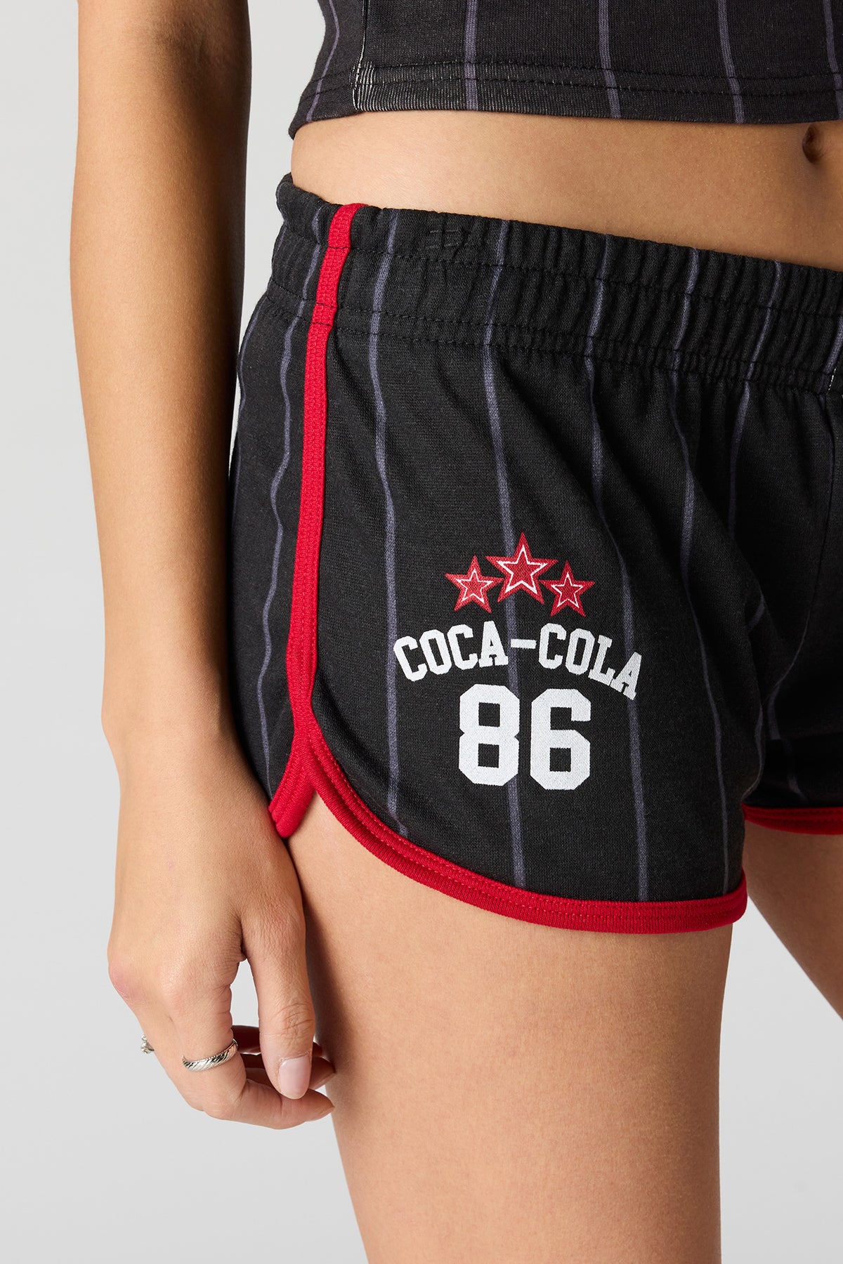 Vue alternative 4. Short en molleton à imprimé Coca-Cola avec ourlet arrondi