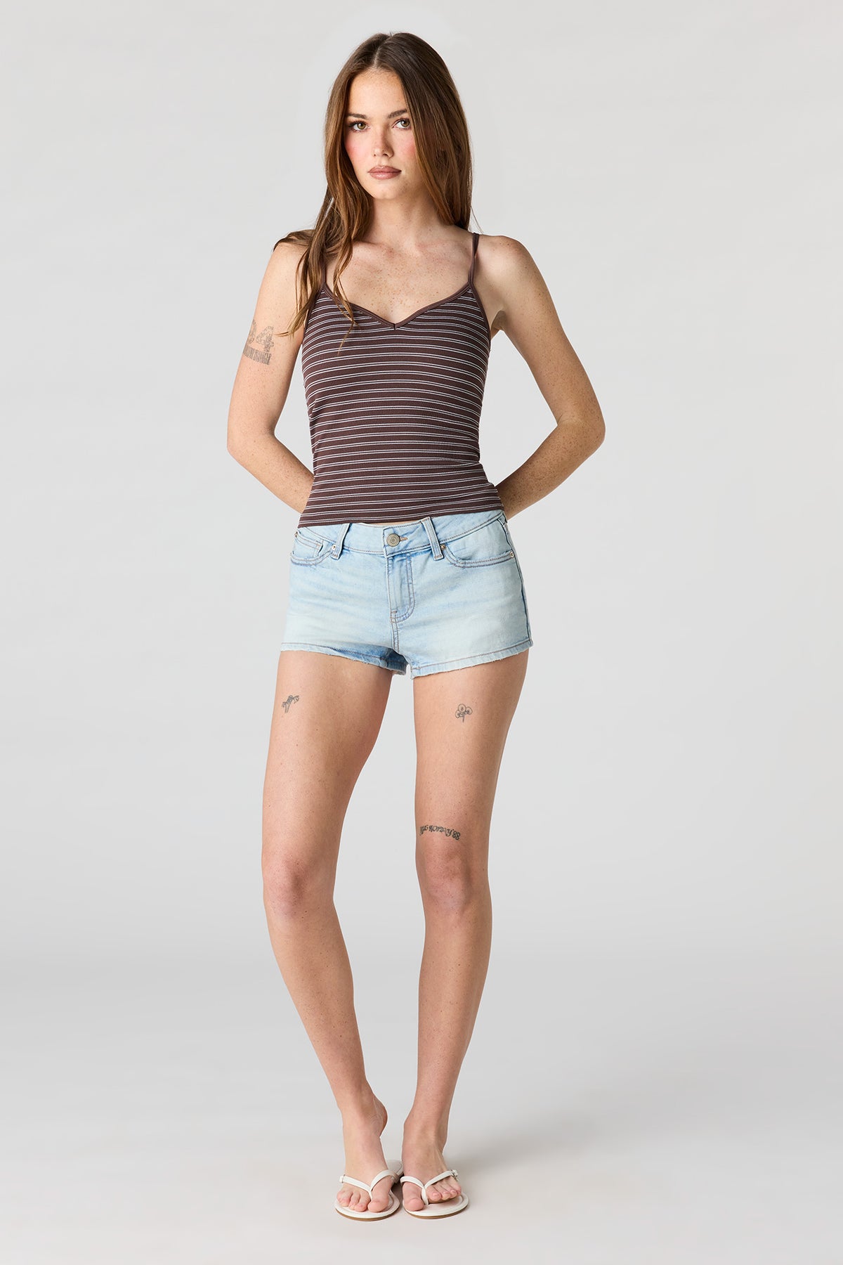 Vue alternative 3. Camisole côtelée sans couture avec encolure en V