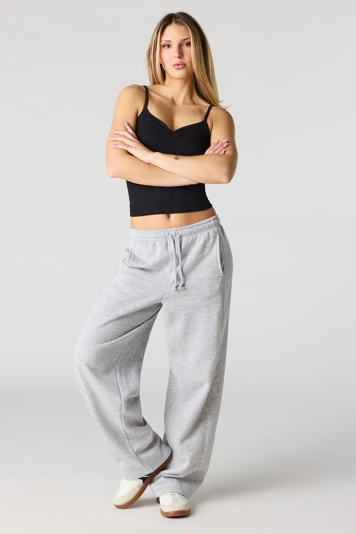 Vue alternative 3. Camisole côtelée sans couture ni soutien-gorge intégré à encolure en V