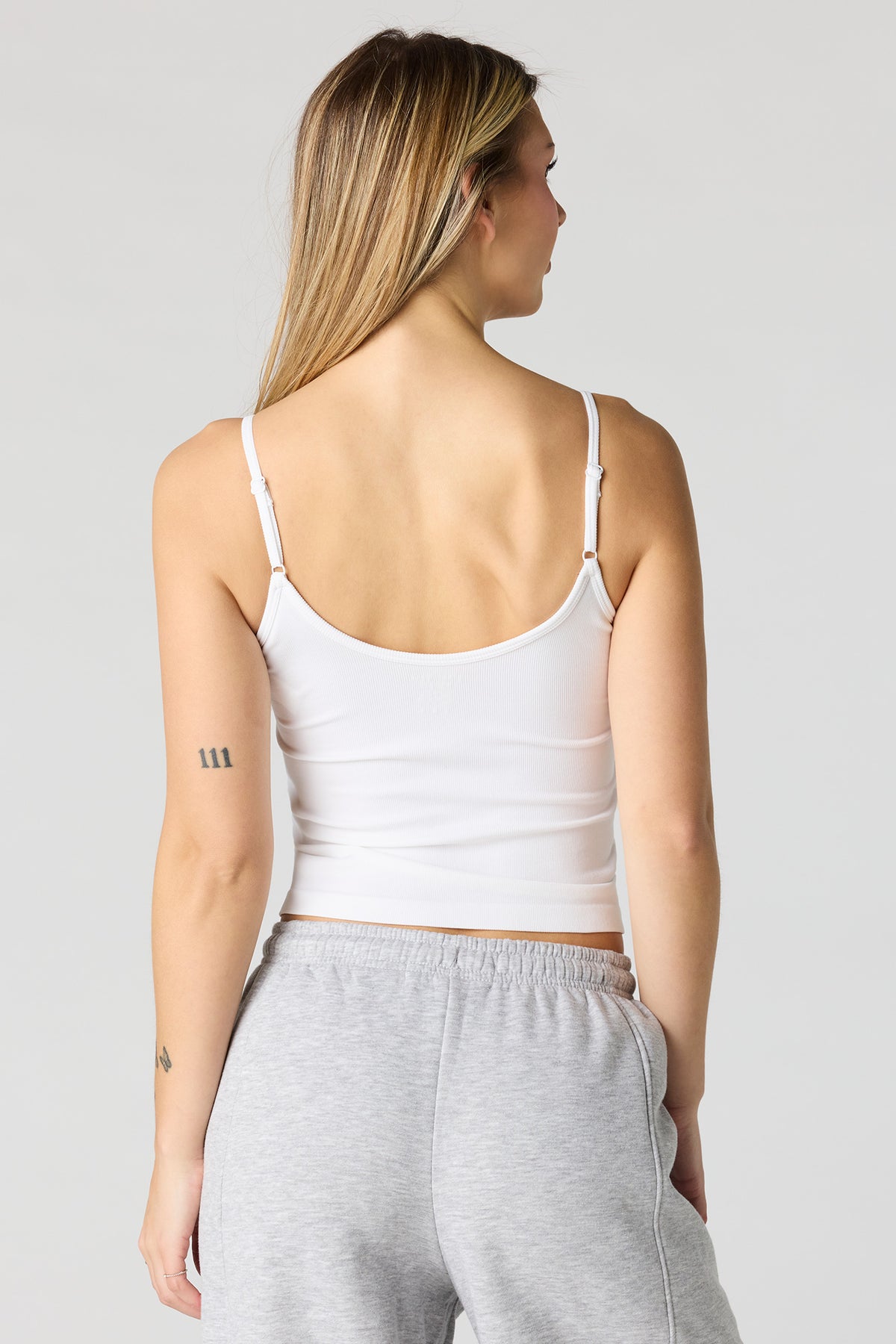 Vue alternative 2. Camisole côtelée sans couture ni soutien-gorge intégré à encolure en V