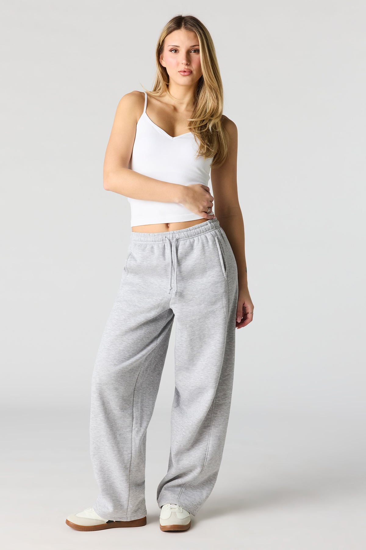 Vue alternative 3. Camisole côtelée sans couture ni soutien-gorge intégré à encolure en V