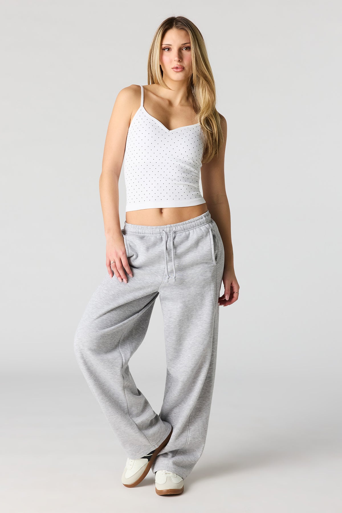 Vue alternative 3. Camisole côtelée sans couture ni soutien-gorge intégré à encolure en V