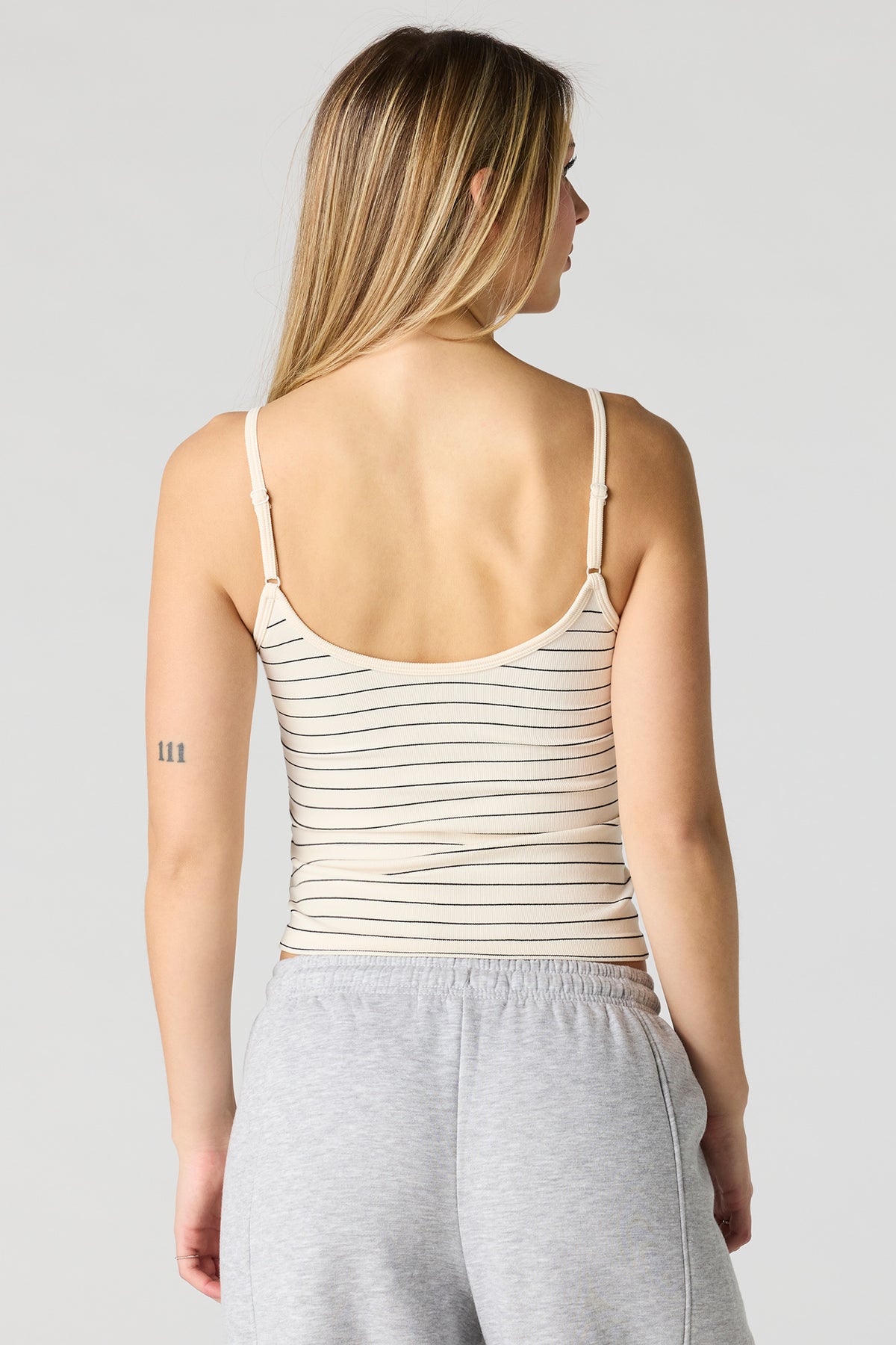 Vue alternative 2. Camisole côtelée sans couture ni soutien-gorge intégré à encolure en V