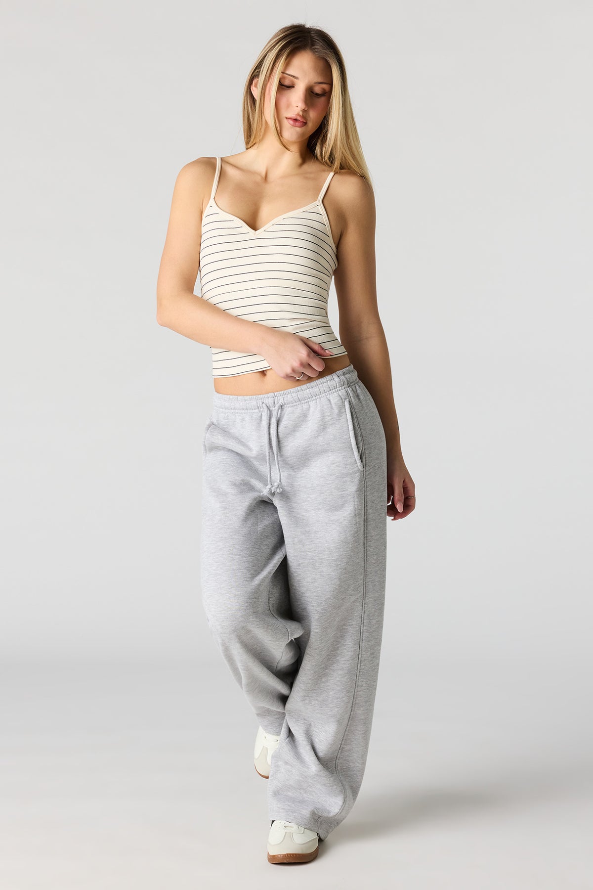 Vue alternative 3. Camisole côtelée sans couture ni soutien-gorge intégré à encolure en V