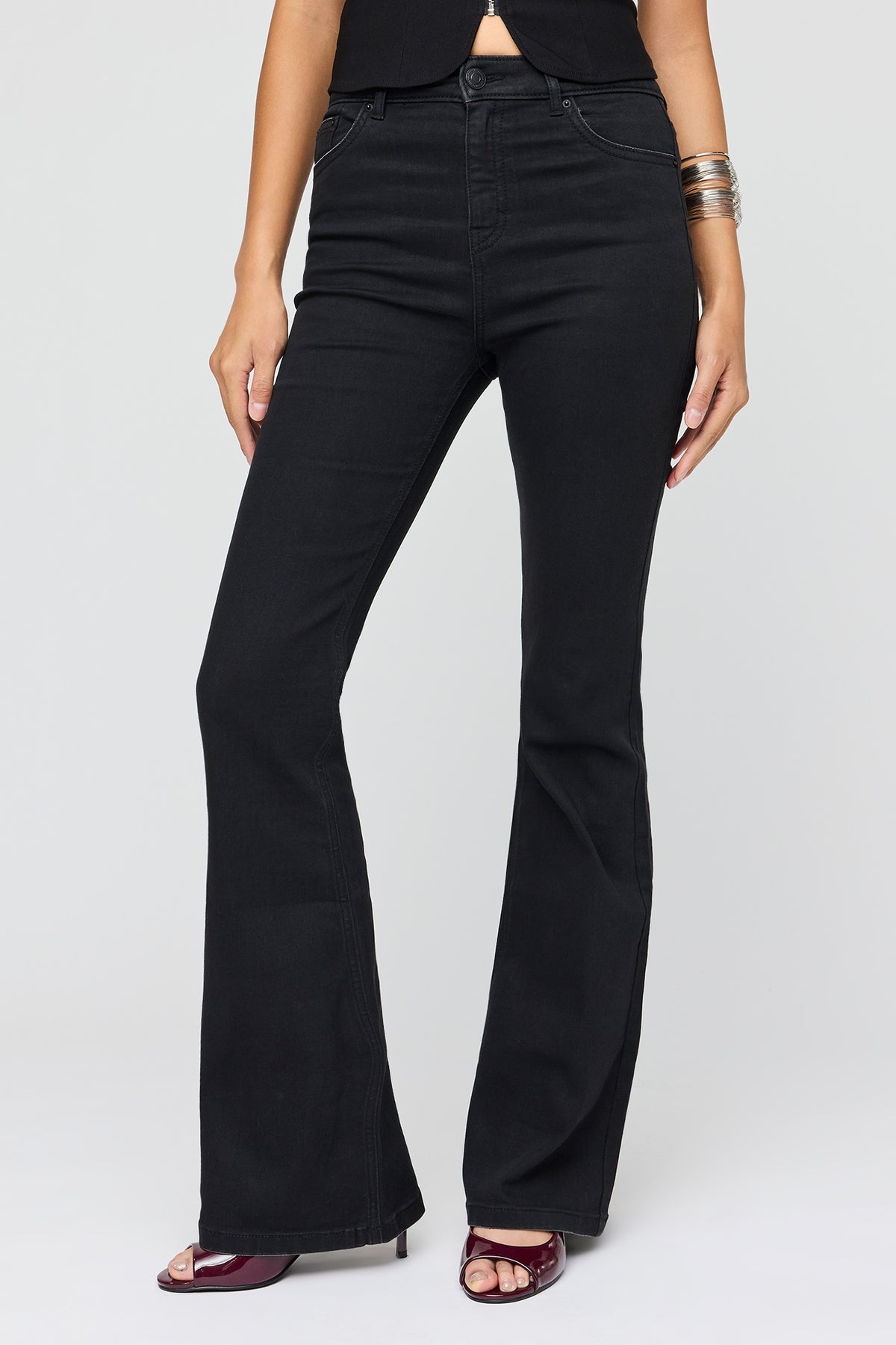 Vue alternative 2. Jean extensible noir à jambe évasée et taille haute 