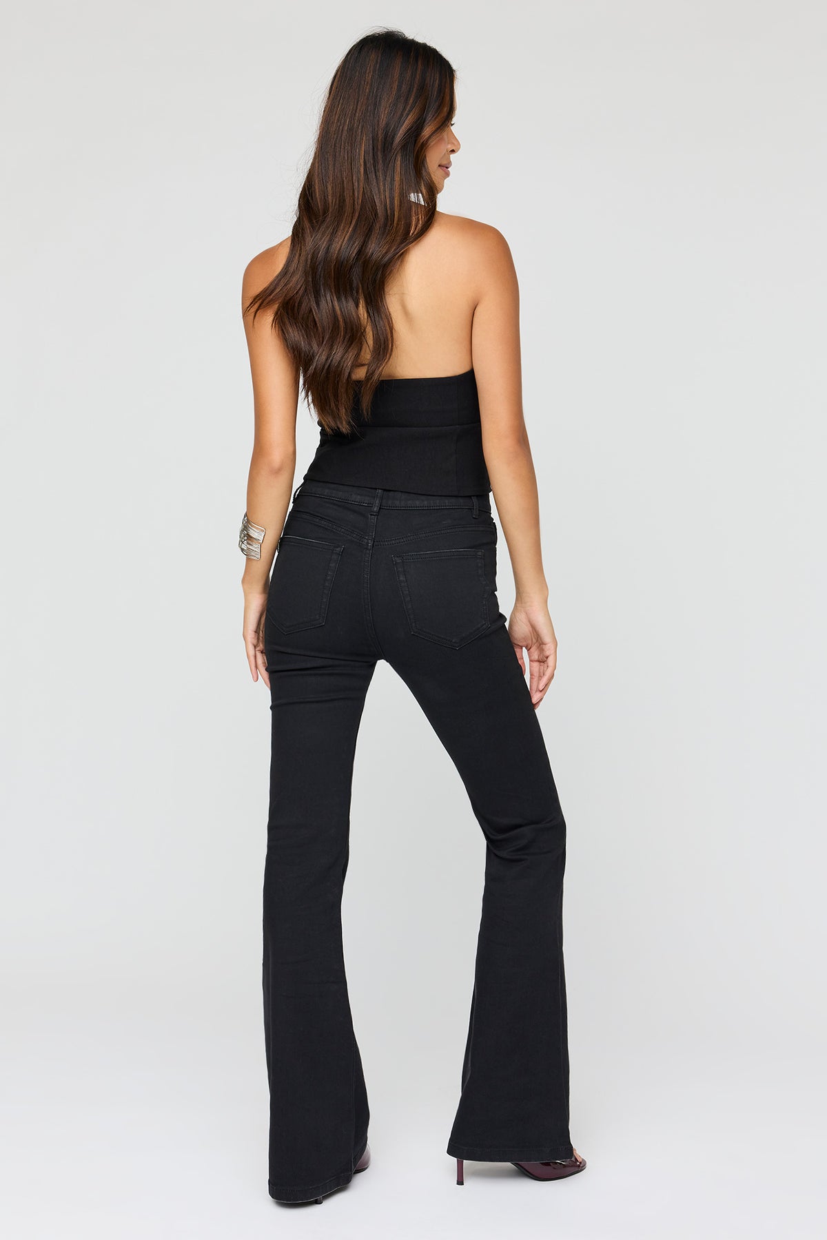 Vue alternative 3. Jean extensible noir à jambe évasée et taille haute 