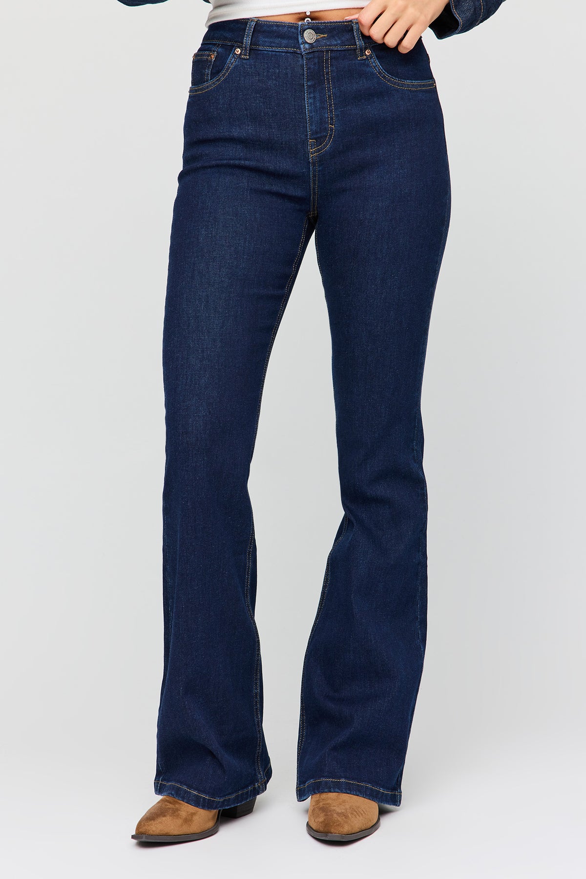 Vue alternative 2. Jean extensible foncé à jambe évasée et taille haute