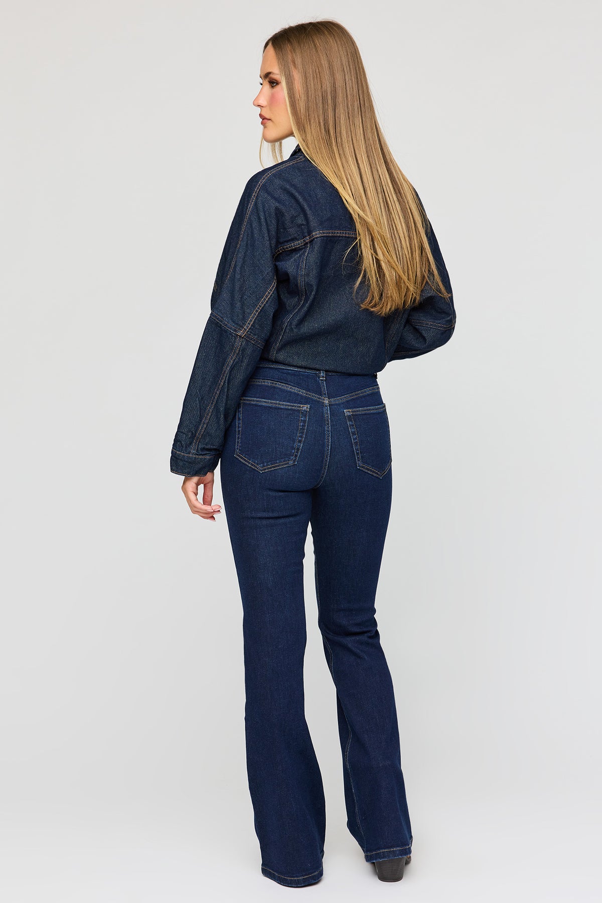 Vue alternative 3. Jean extensible foncé à jambe évasée et taille haute