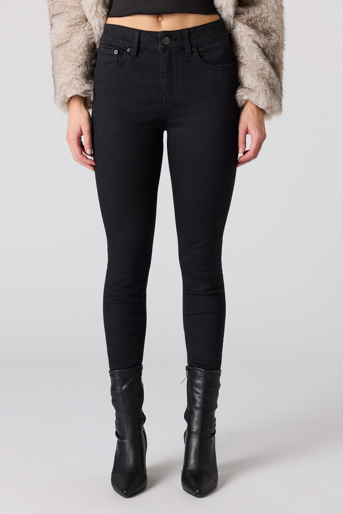 Vue alternative 2. Jean ajusté noir à taille haute