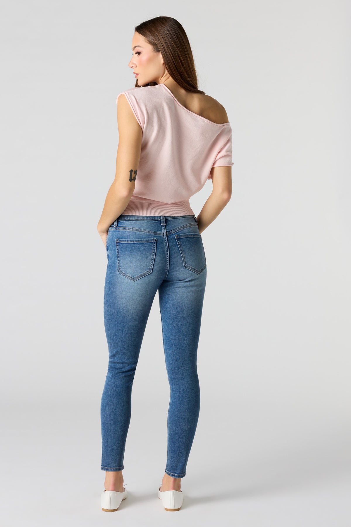 Vue alternative 3. Jean ajusté délavé moyen à taille haute