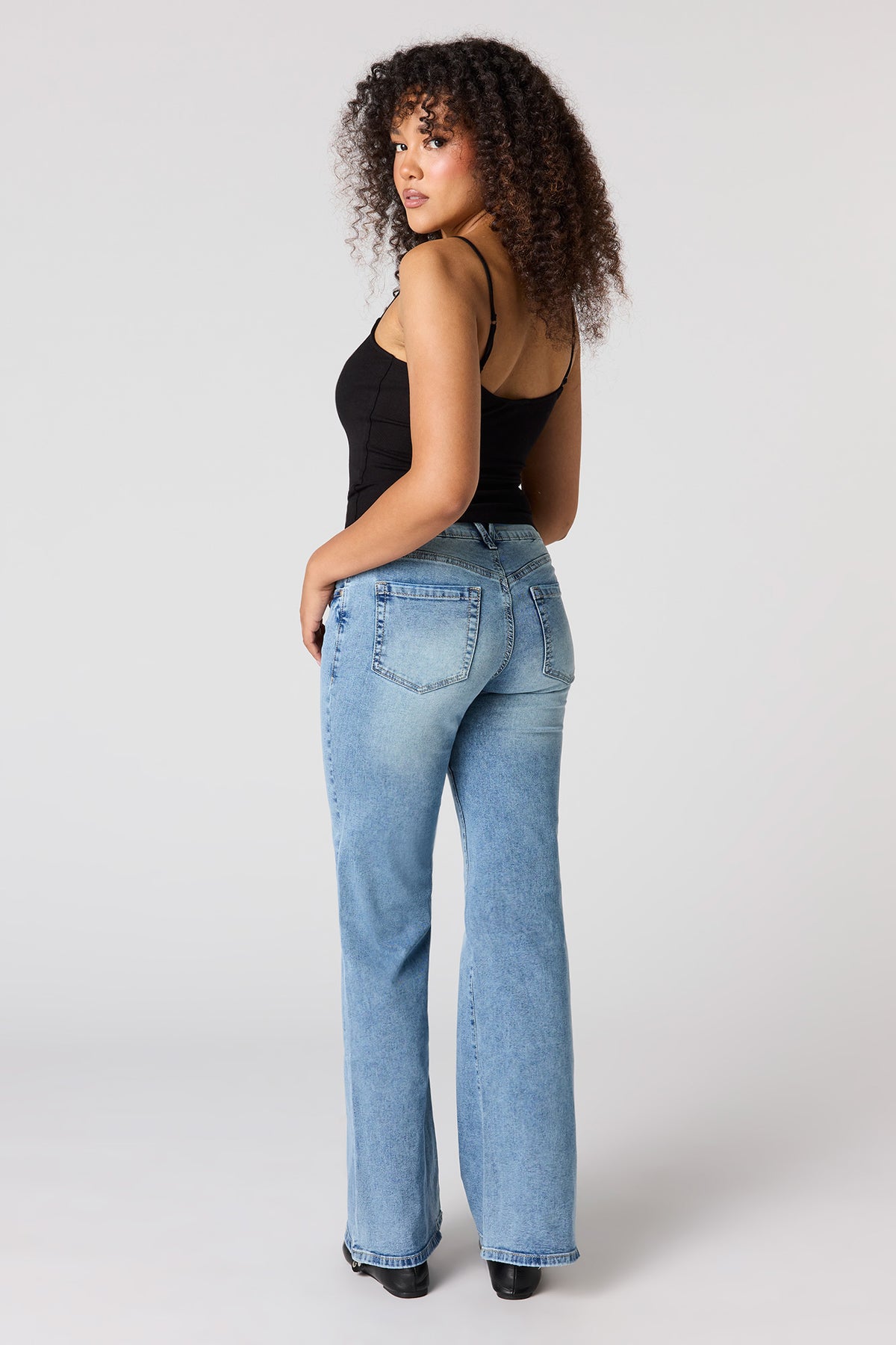 Vue alternative 3. Jean remonte-fesses à jambe évasée et taille basse délavé vintage moyen