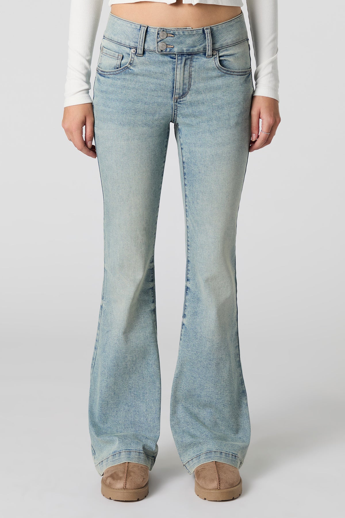 Vue alternative 2. Jean évasé à taille basse vintage pâle