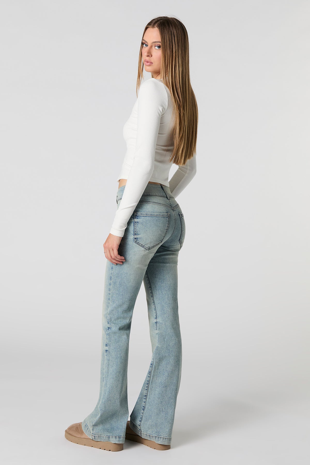 Vue alternative 3. Jean évasé à taille basse vintage pâle