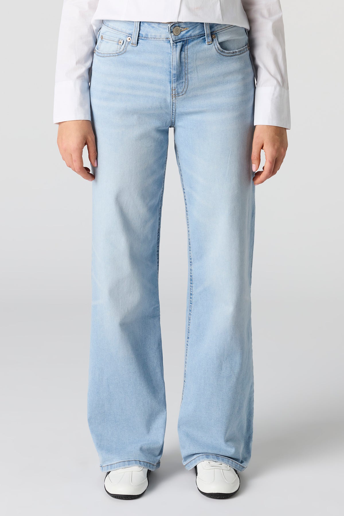 Vue alternative 2. Jean baggy extensible délavé pâle