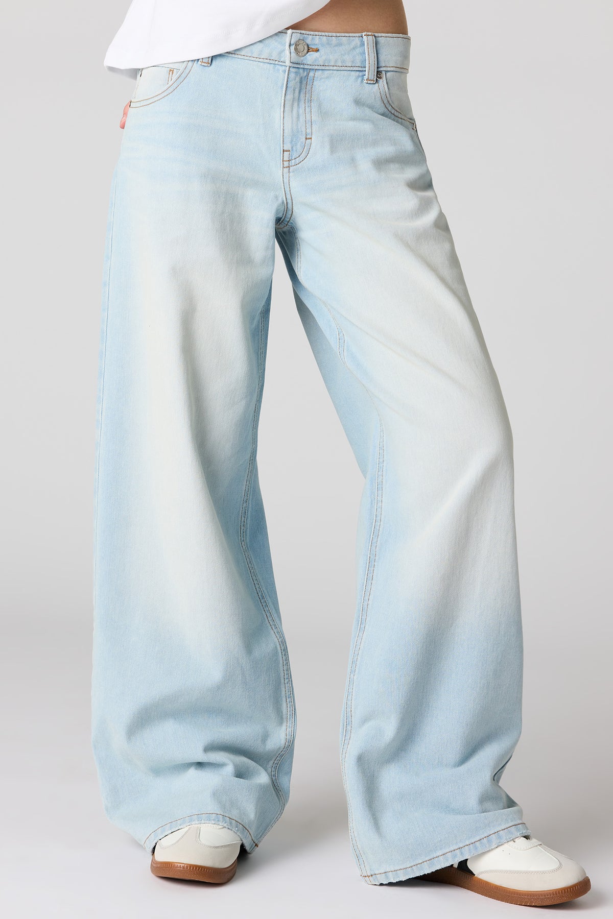 Alt View 2. London Low Rise Super Baggy Light Jean - Light Denim Blue