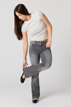 Jean à jambe évasée et taille basse gris