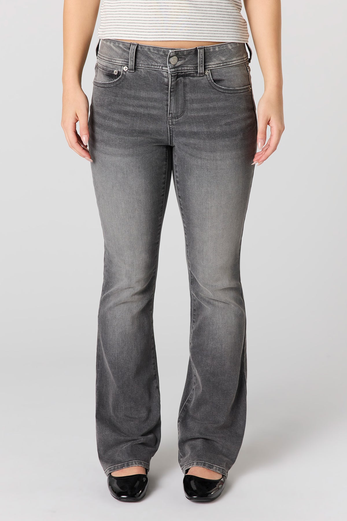 Vue alternative 2. Jean à jambe évasée et taille basse gris