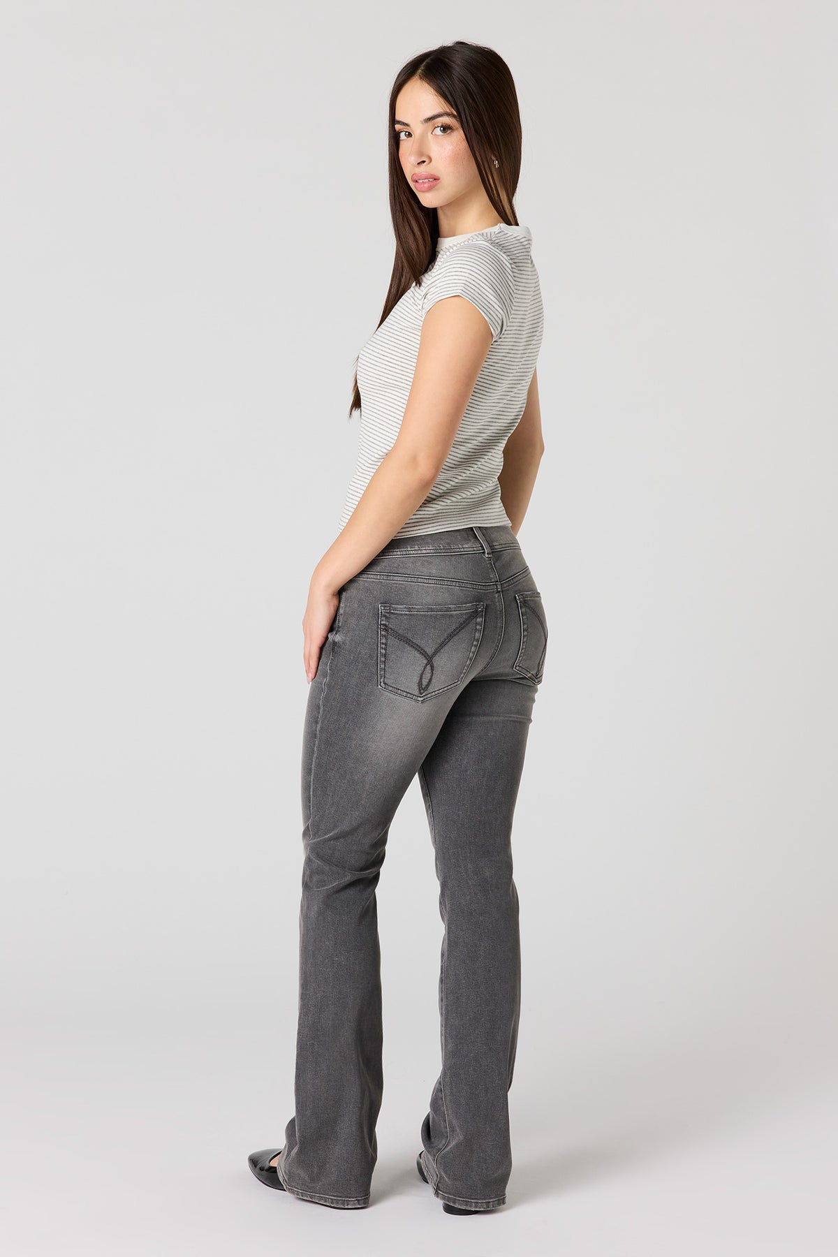Vue alternative 3. Jean à jambe évasée et taille basse gris