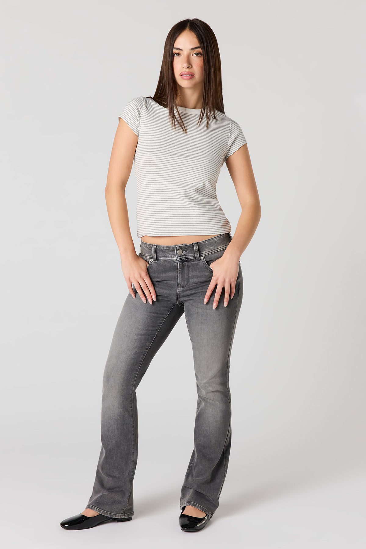 Vue alternative 4. Jean à jambe évasée et taille basse gris