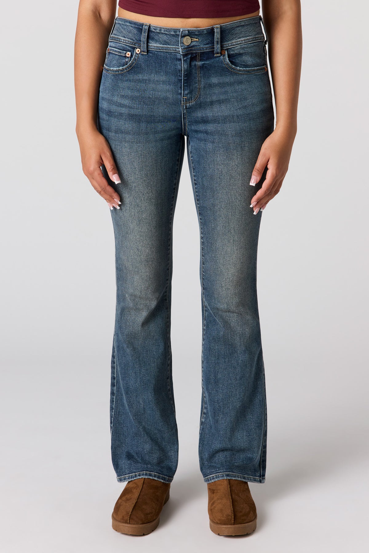 Vue alternative 2. Jean à jambe évasée et taille basse délavé vintage foncé