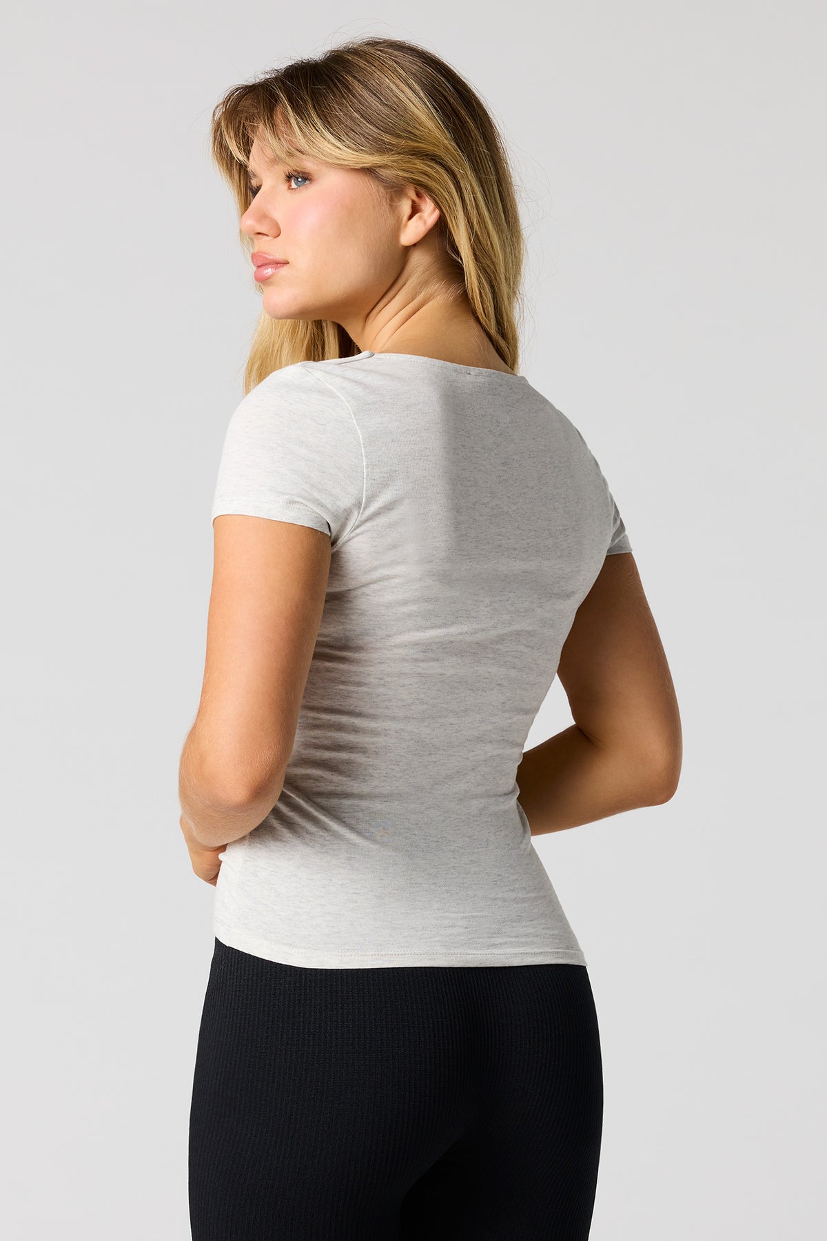 Vue alternative 2. T-shirt profilé classique avec encolure dégagée