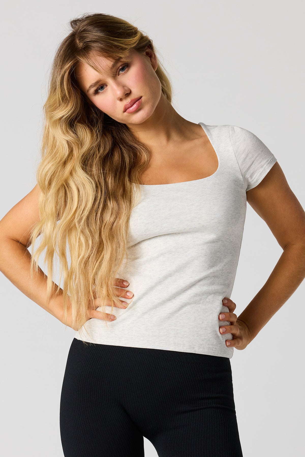 T-shirt profilé classique avec encolure dégagée