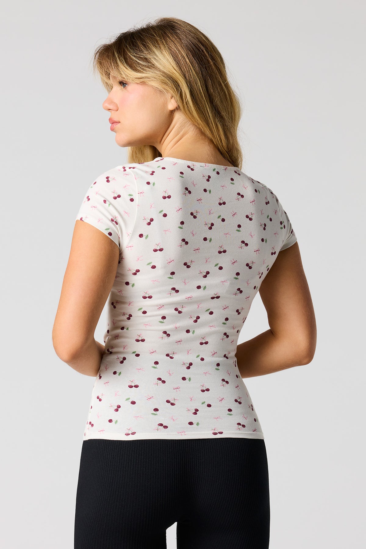 Vue alternative 2. T-shirt profilé classique avec encolure dégagée
